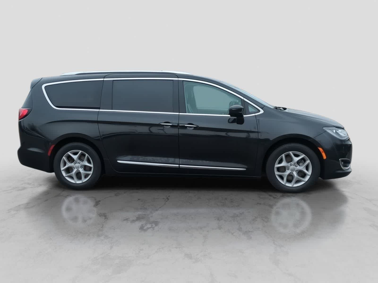 Thumbnail: 2018 Chrysler Pacifica - 5