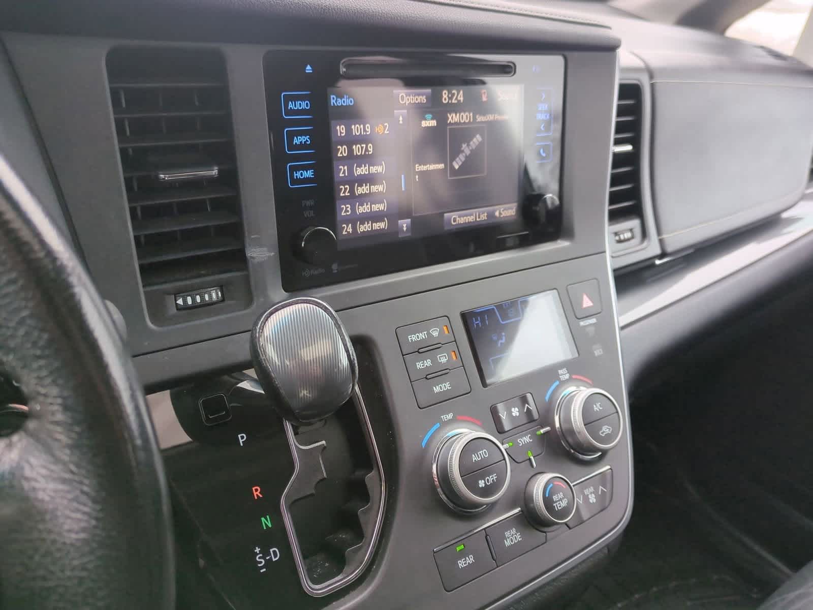 Thumbnail: 2015 Toyota Sienna - 31