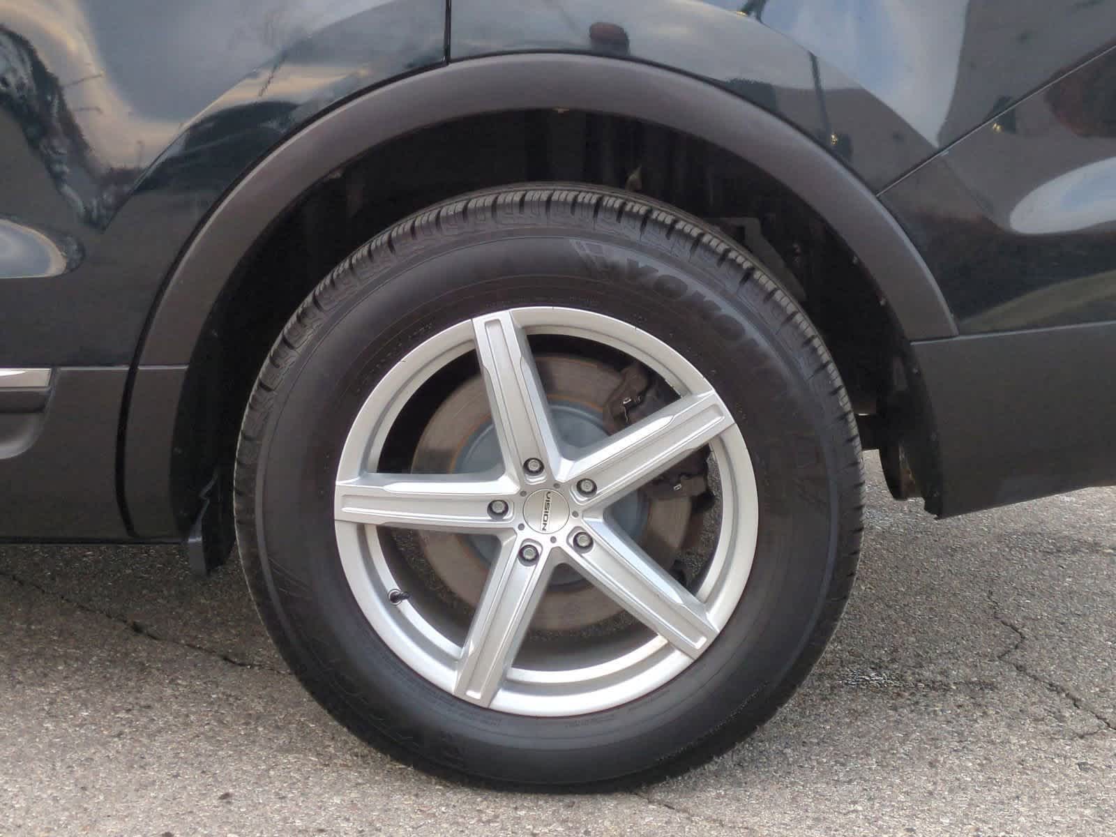 Thumbnail: 2015 Ford Explorer - 14