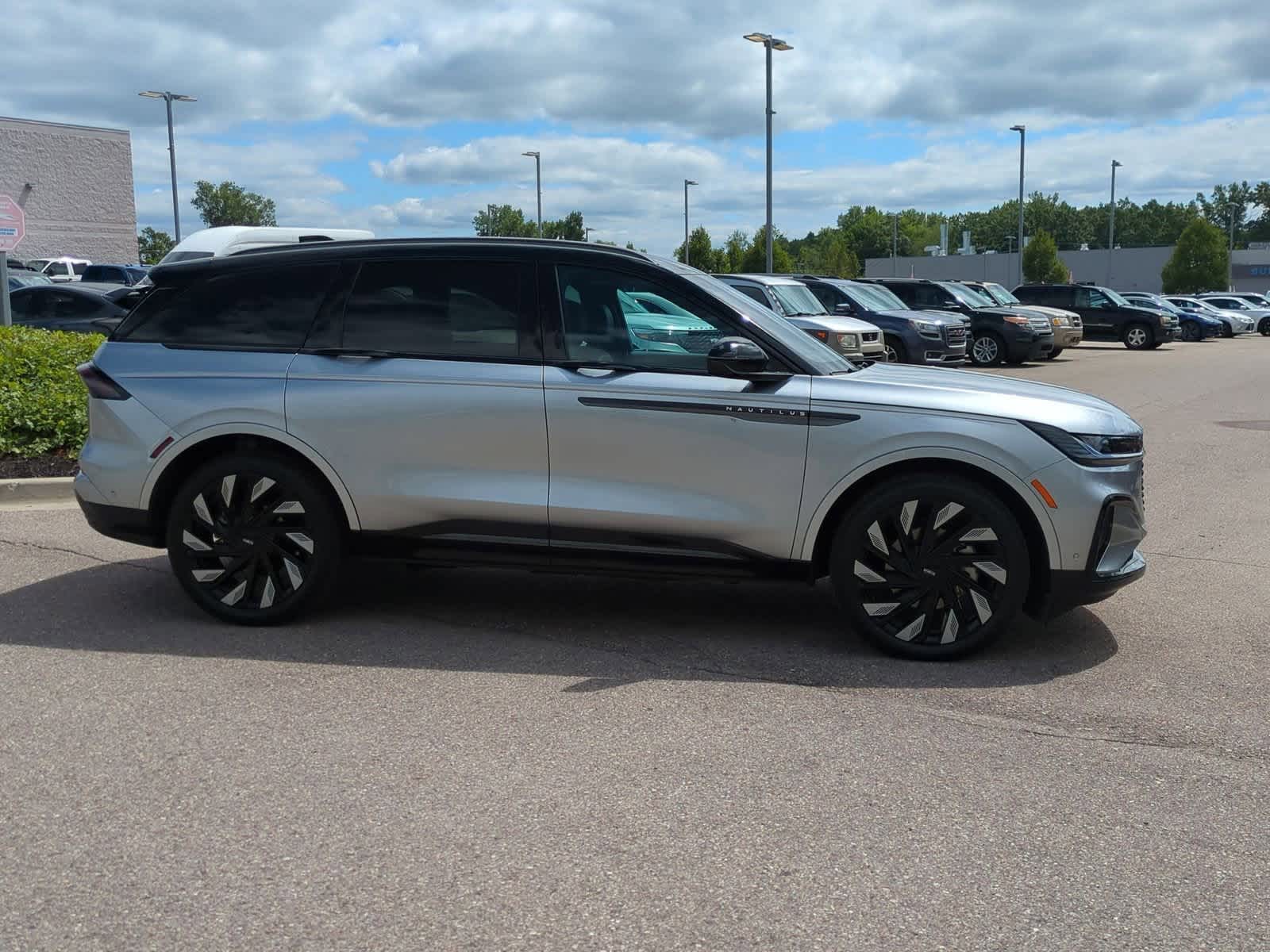 Thumbnail: 2024 Lincoln Nautilus - 9