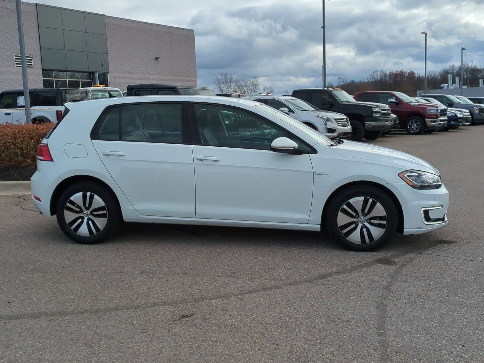 Thumbnail: 2017 Volkswagen e-Golf - 9