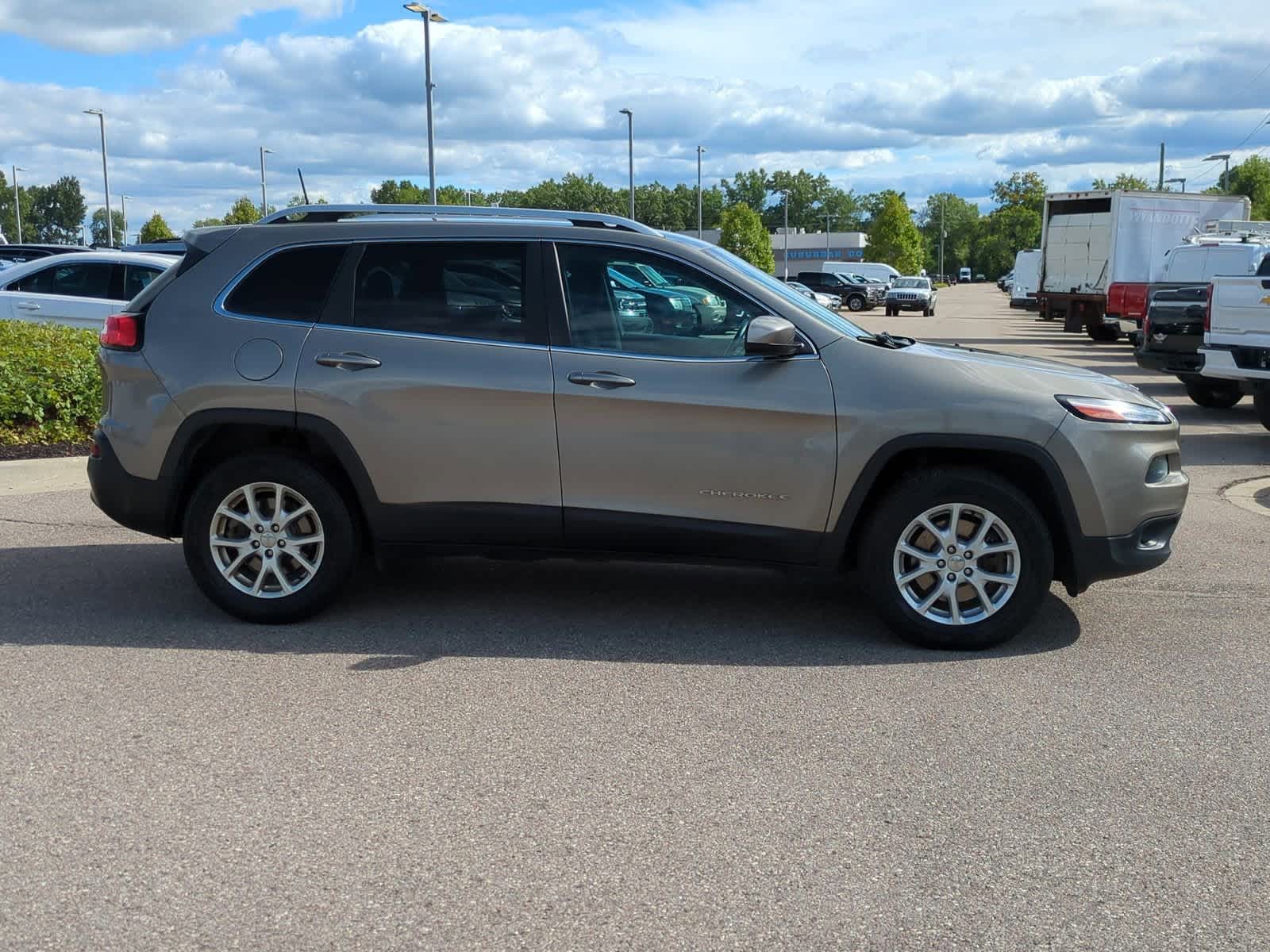 Thumbnail: 2017 Jeep Cherokee - 9