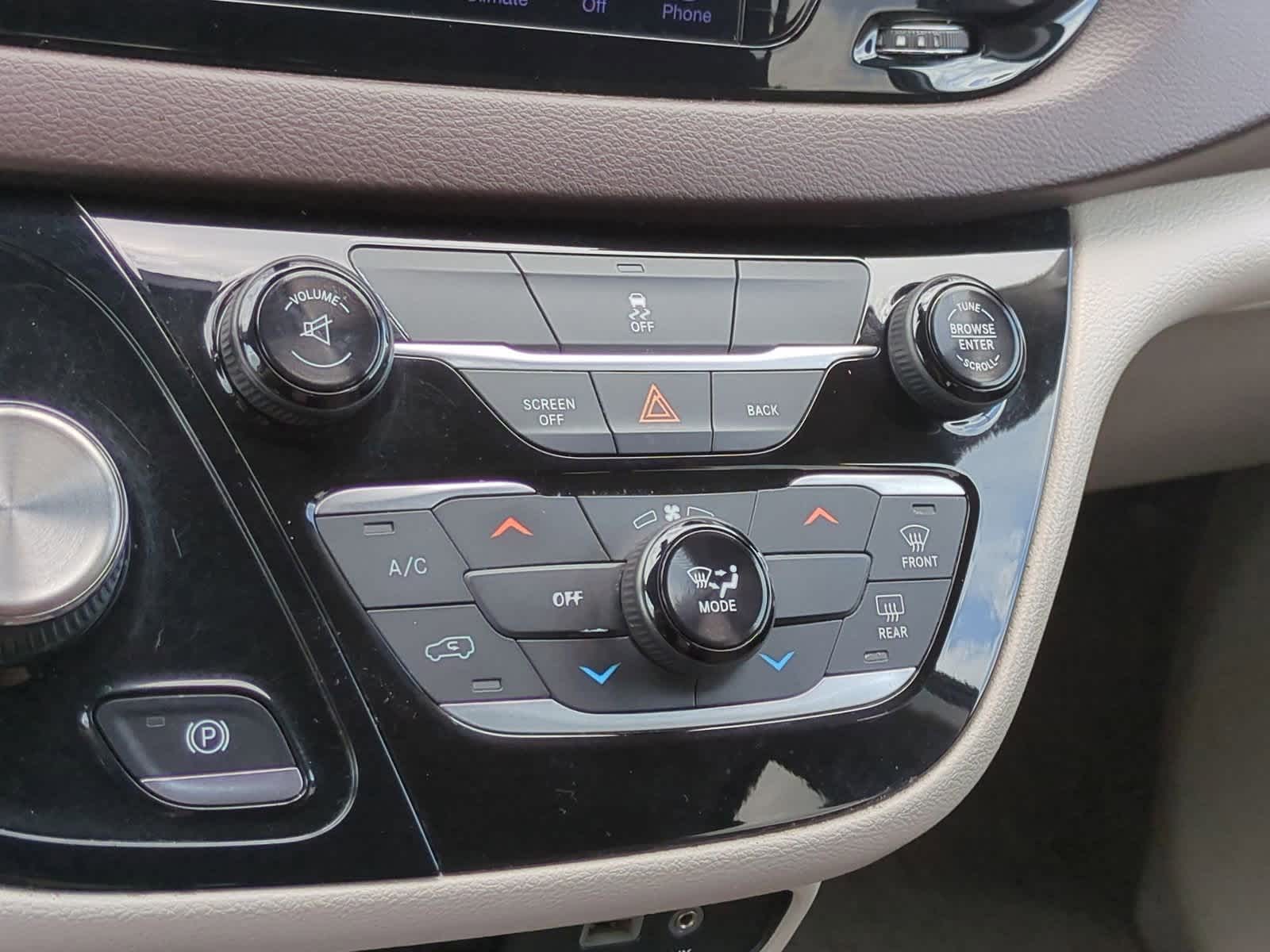 2017 Chrysler Pacifica Touring 28
