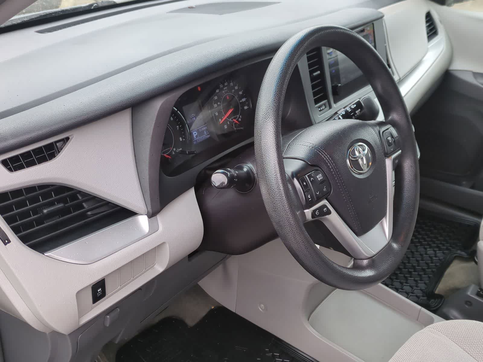 Thumbnail: 2016 Toyota Sienna - 10