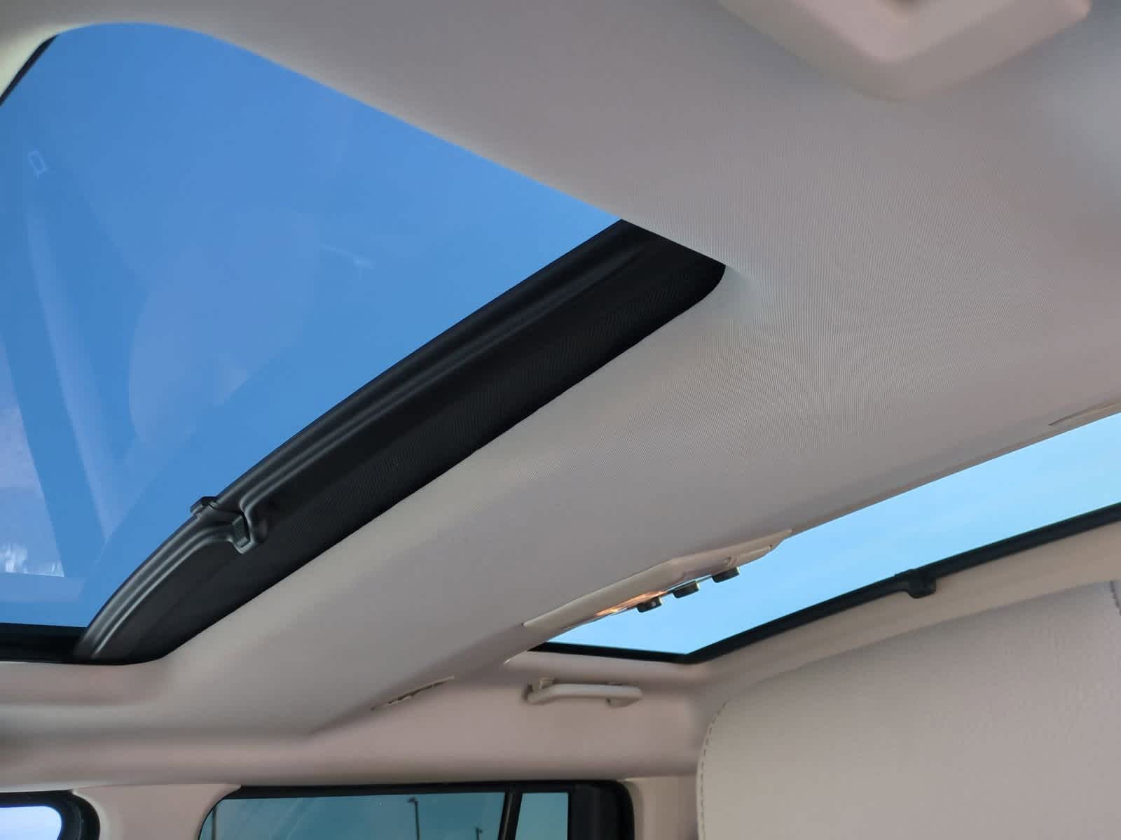 Thumbnail: 2016 Land Rover LR4 - 19