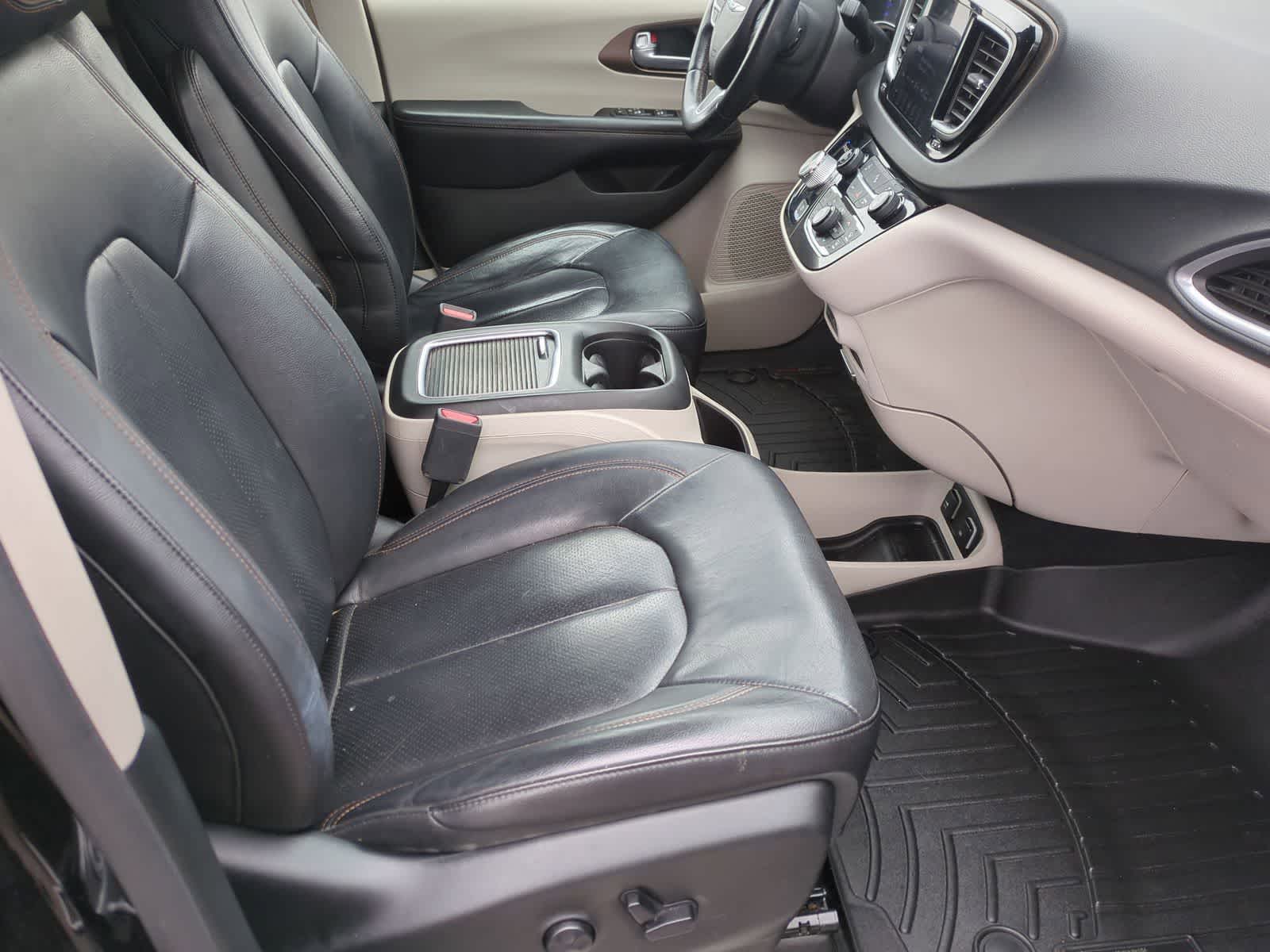 Thumbnail: 2018 Chrysler Pacifica - 17