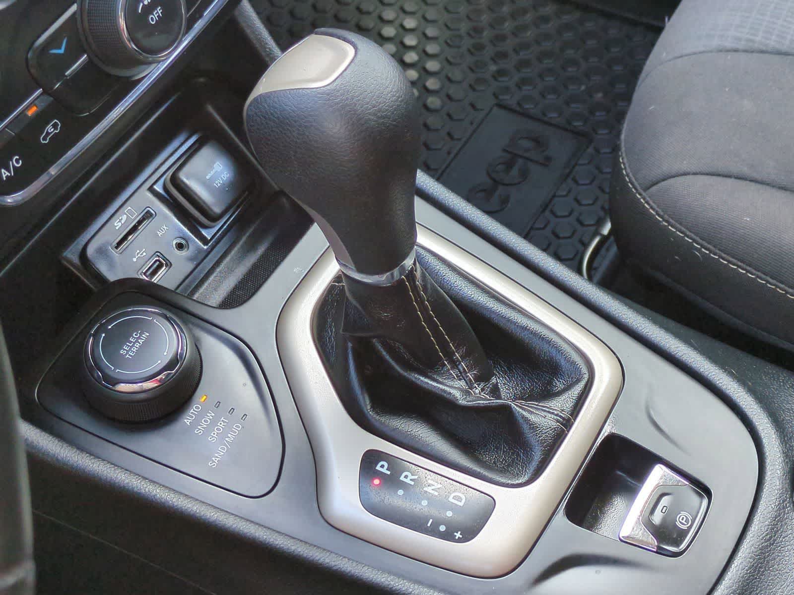 Thumbnail: 2016 Jeep Cherokee - 32