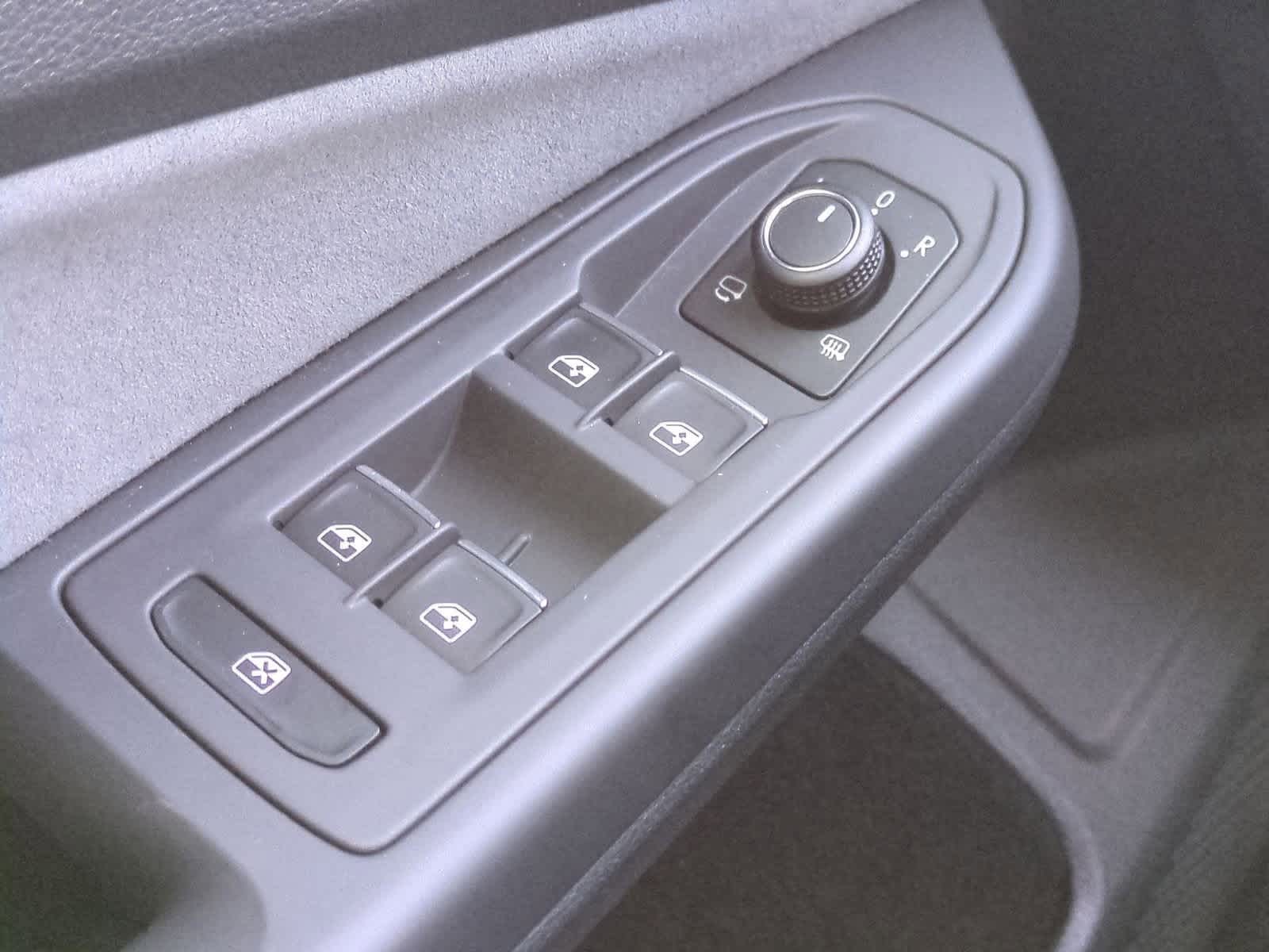 Thumbnail: 2025 Volkswagen Golf - 32