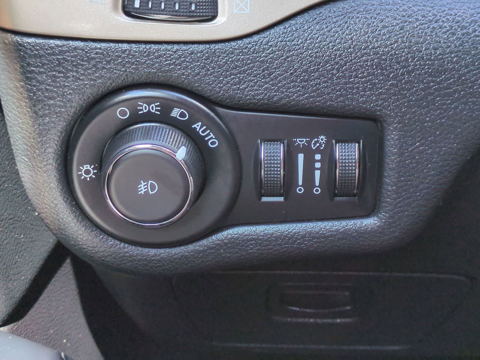 Thumbnail: 2016 Jeep Cherokee - 30