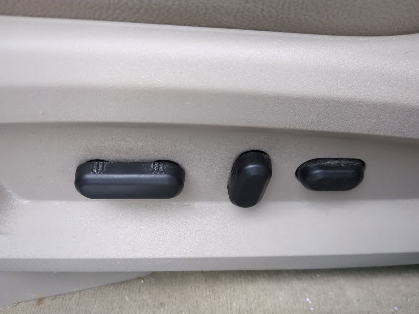 Thumbnail: 2011 Ford Edge - 17