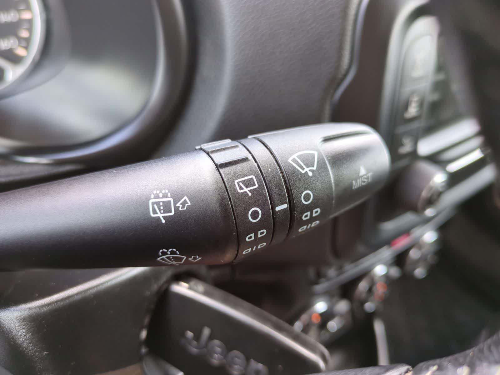 Thumbnail: 2015 Jeep Renegade - 25