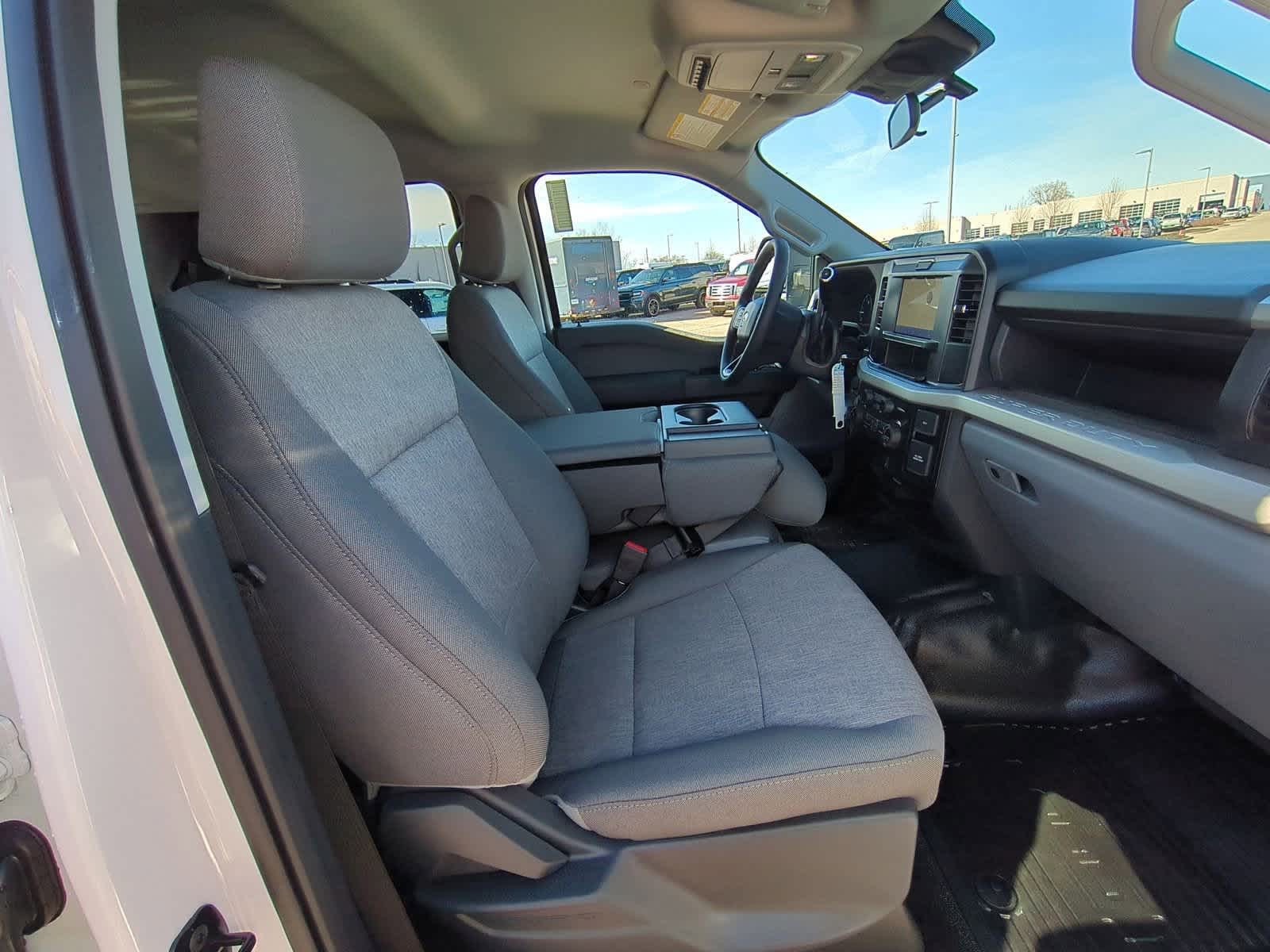 2025 Ford Econoline E-350 21