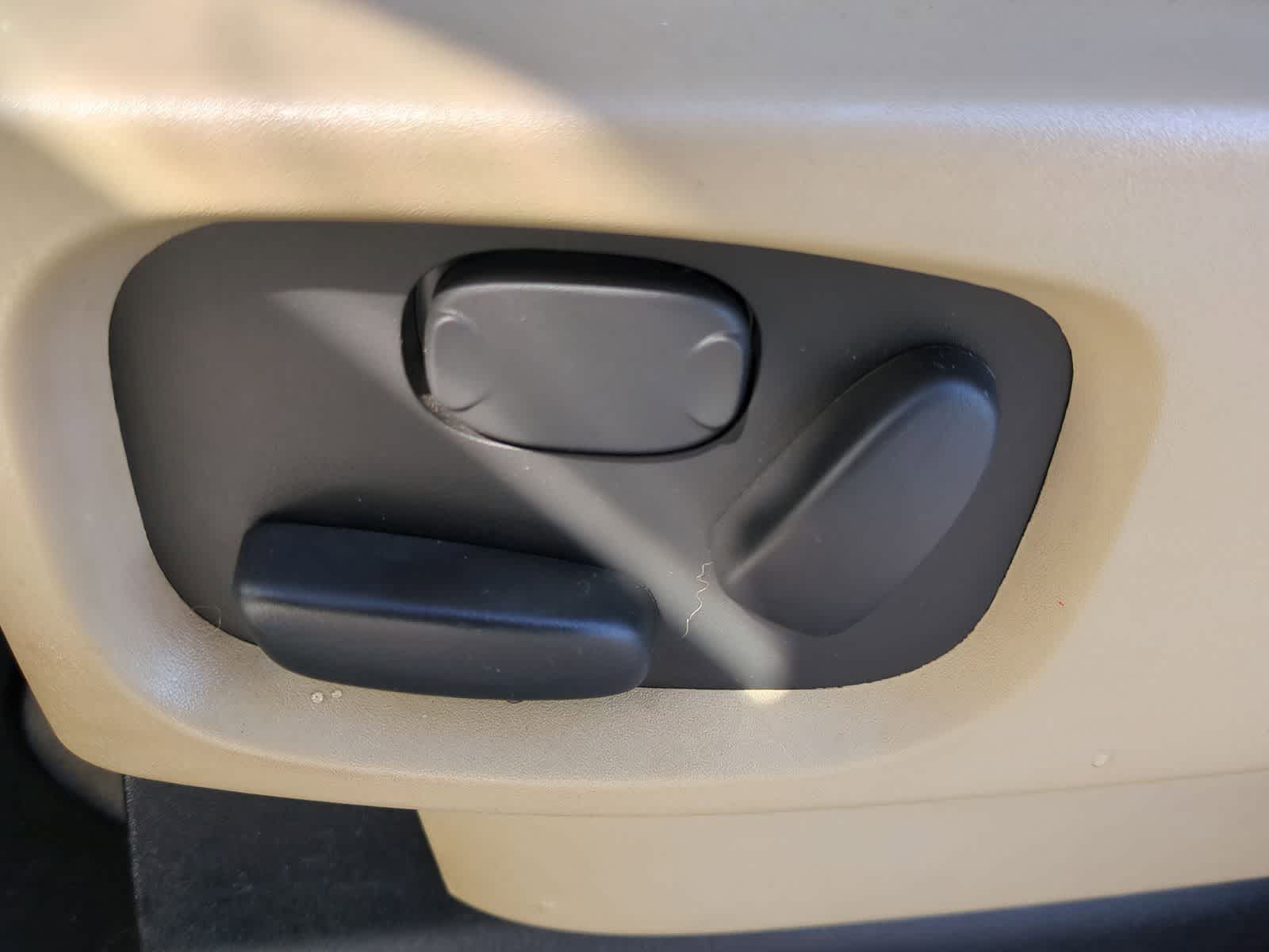 Thumbnail: 2016 Land Rover LR4 - 17