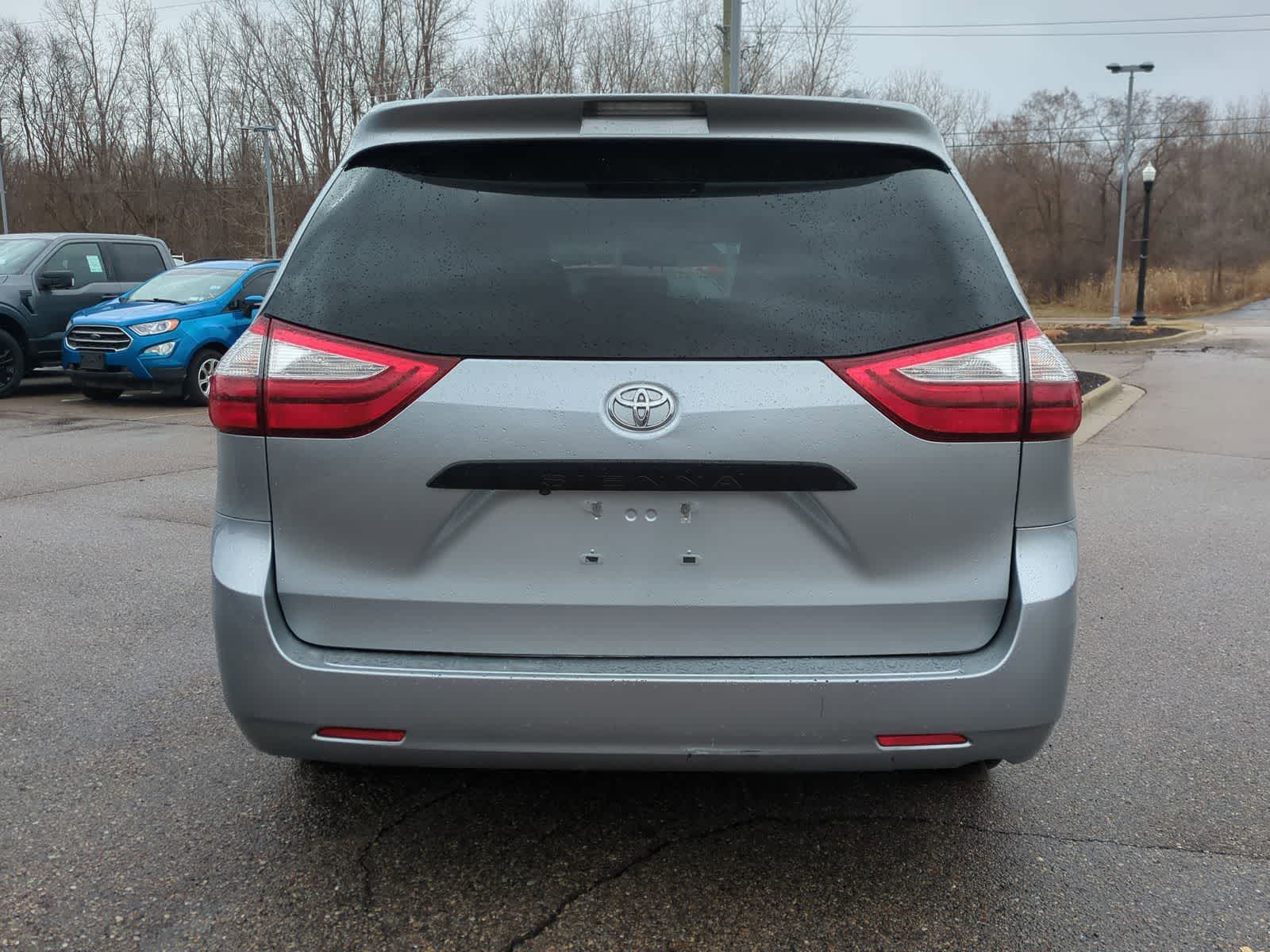 Thumbnail: 2016 Toyota Sienna - 7