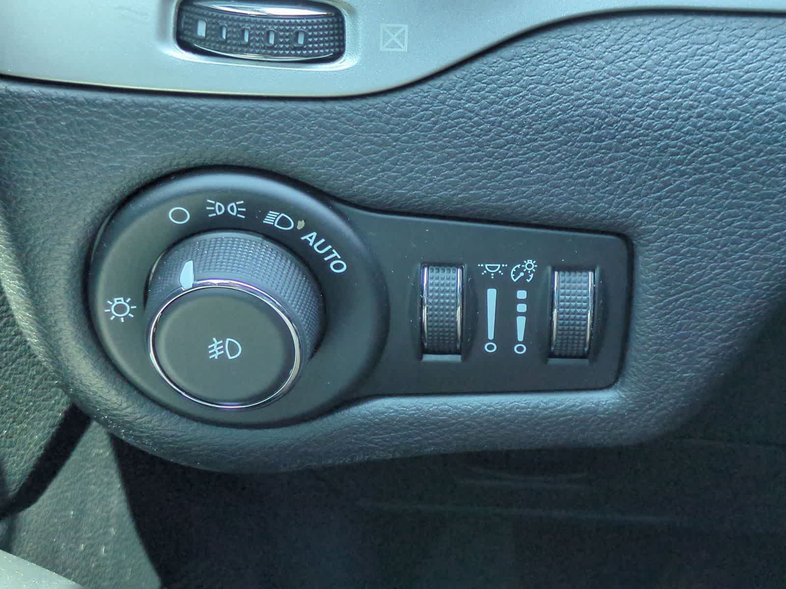 Thumbnail: 2018 Jeep Cherokee - 28