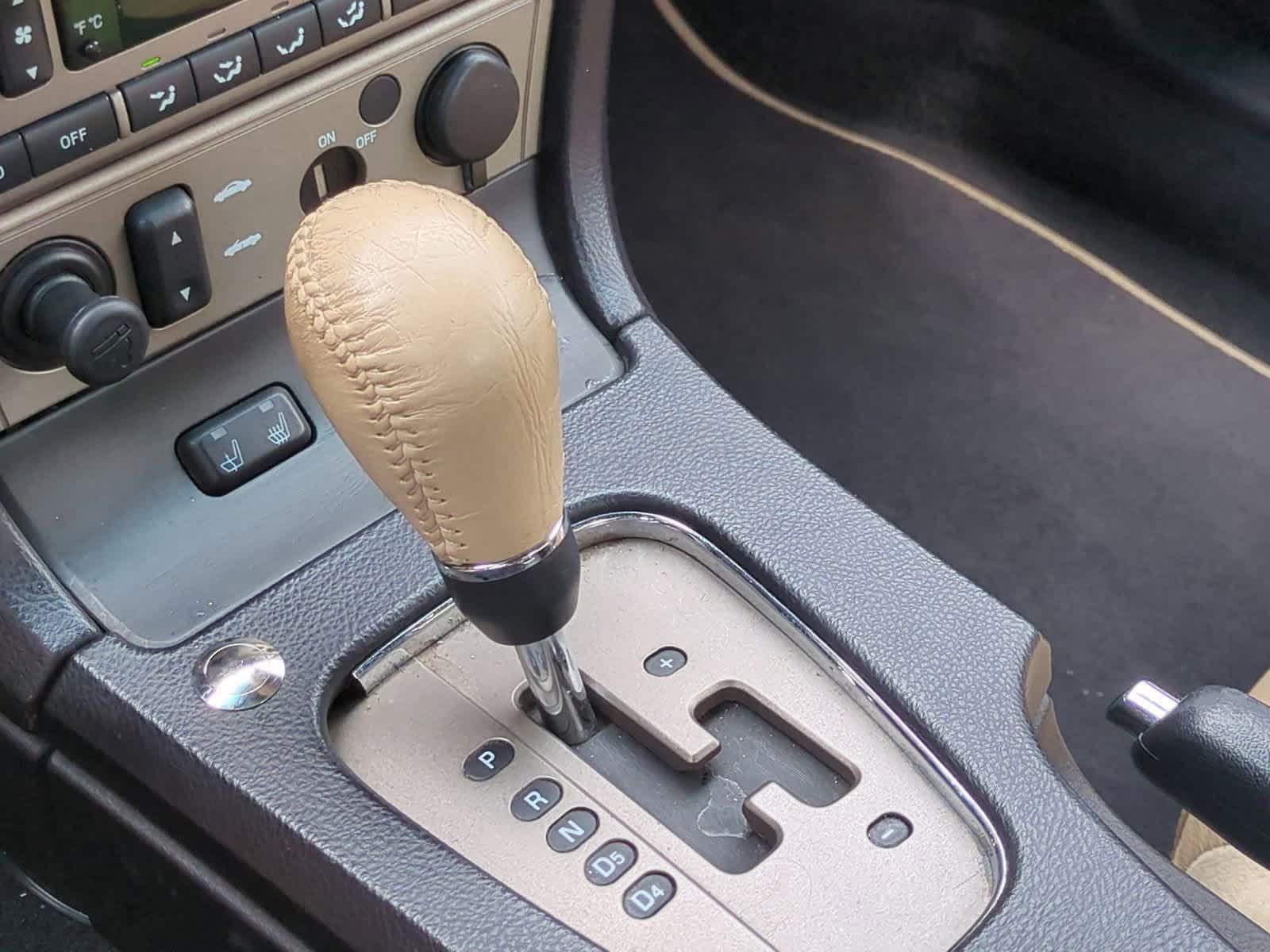 Thumbnail: 2004 Ford Thunderbird - 24