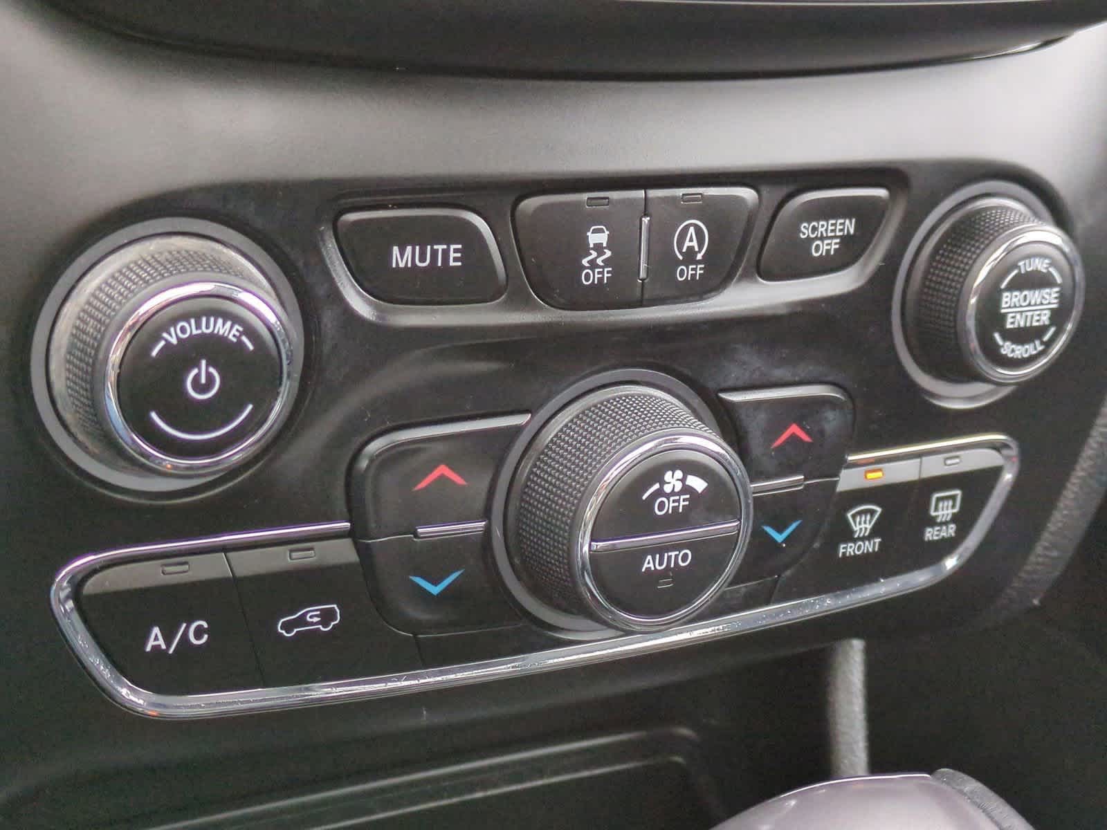 Thumbnail: 2020 Jeep Cherokee - 31