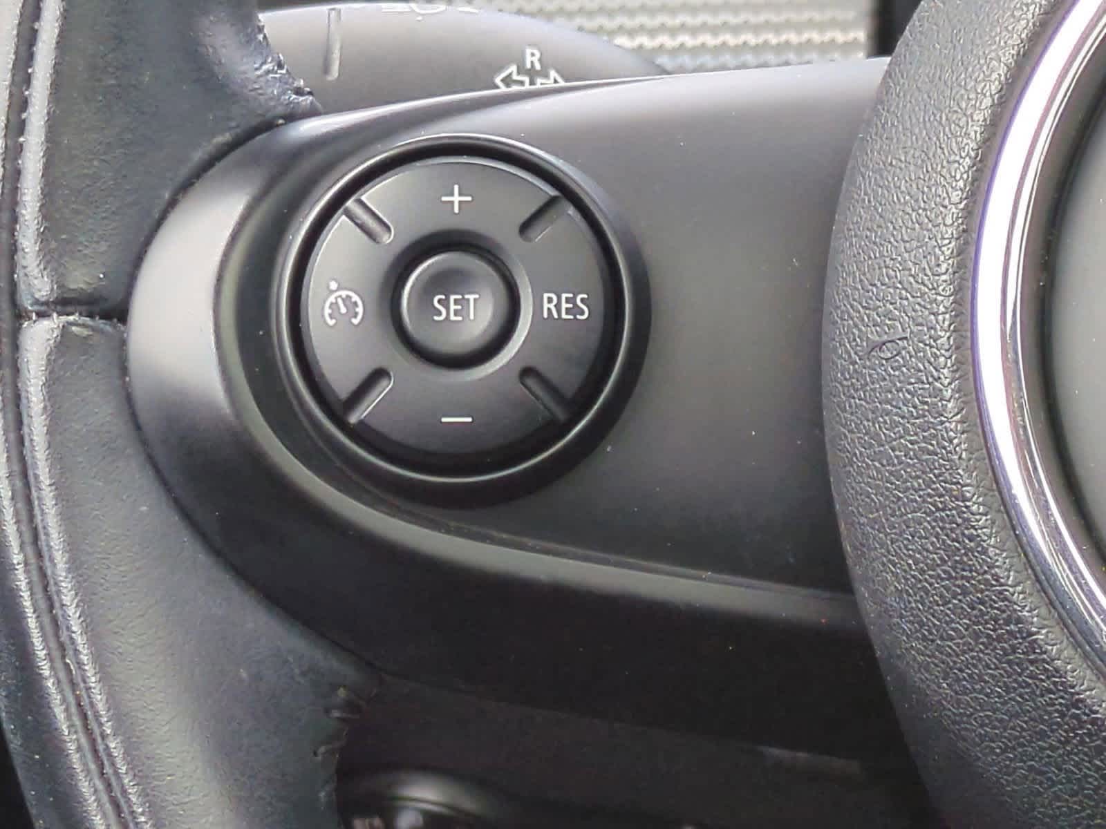 Thumbnail: 2015 MINI Cooper Hardtop - 25