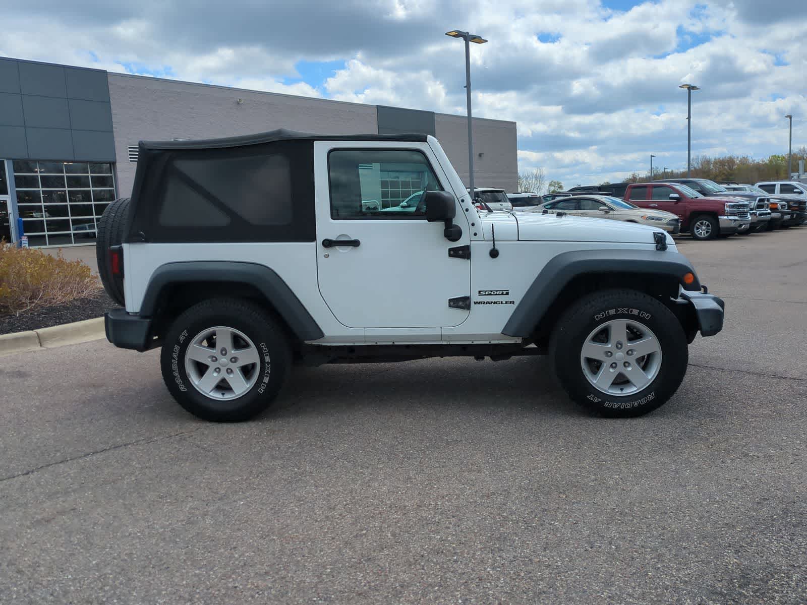 Thumbnail: 2016 Jeep Wrangler - 9
