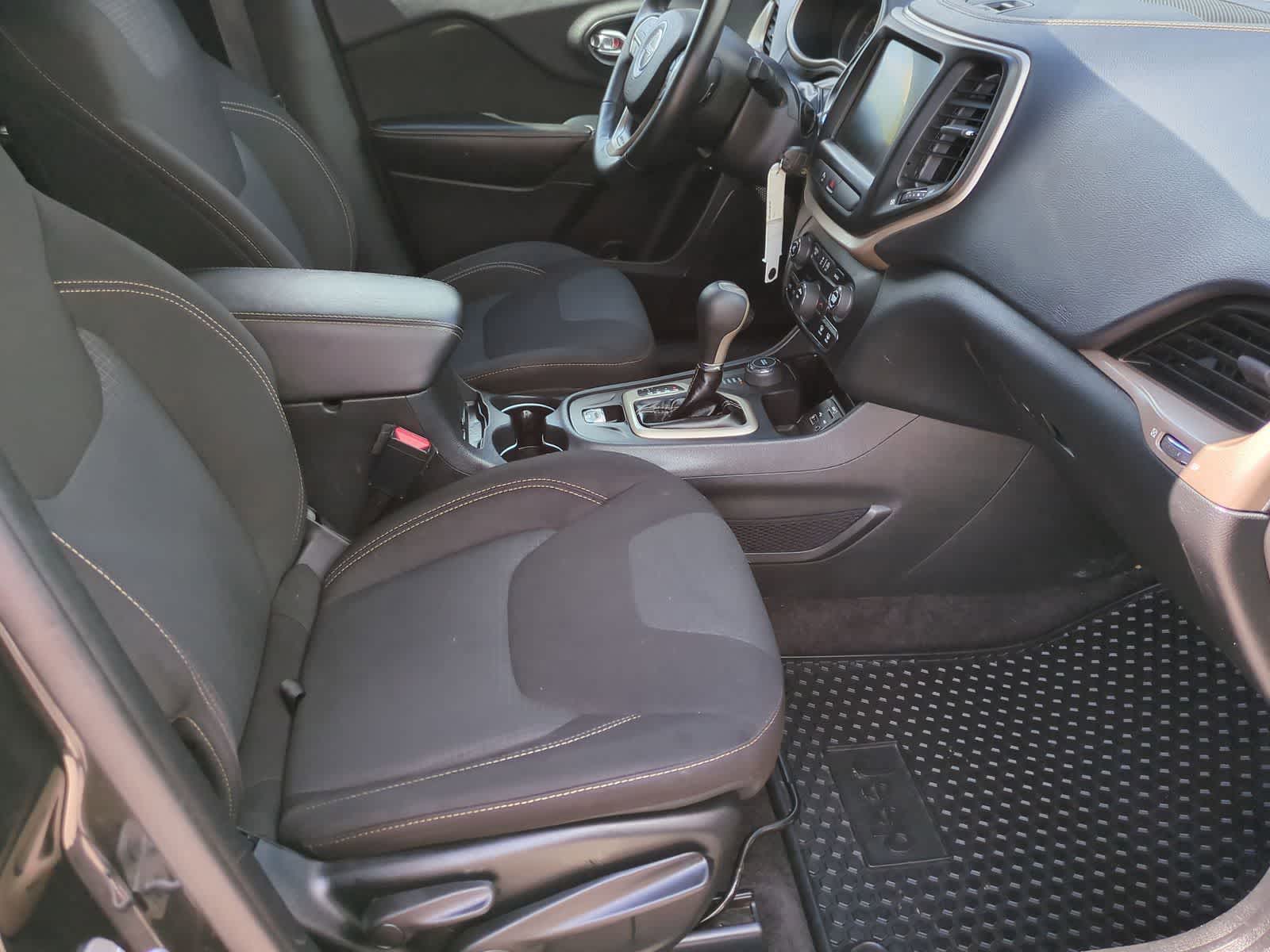 Thumbnail: 2016 Jeep Cherokee - 21