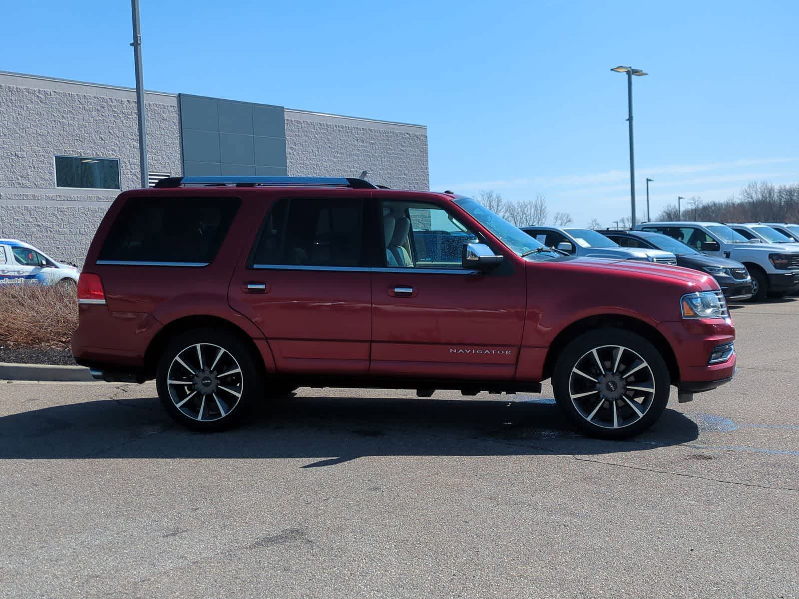 Thumbnail: 2016 Lincoln Navigator - 9