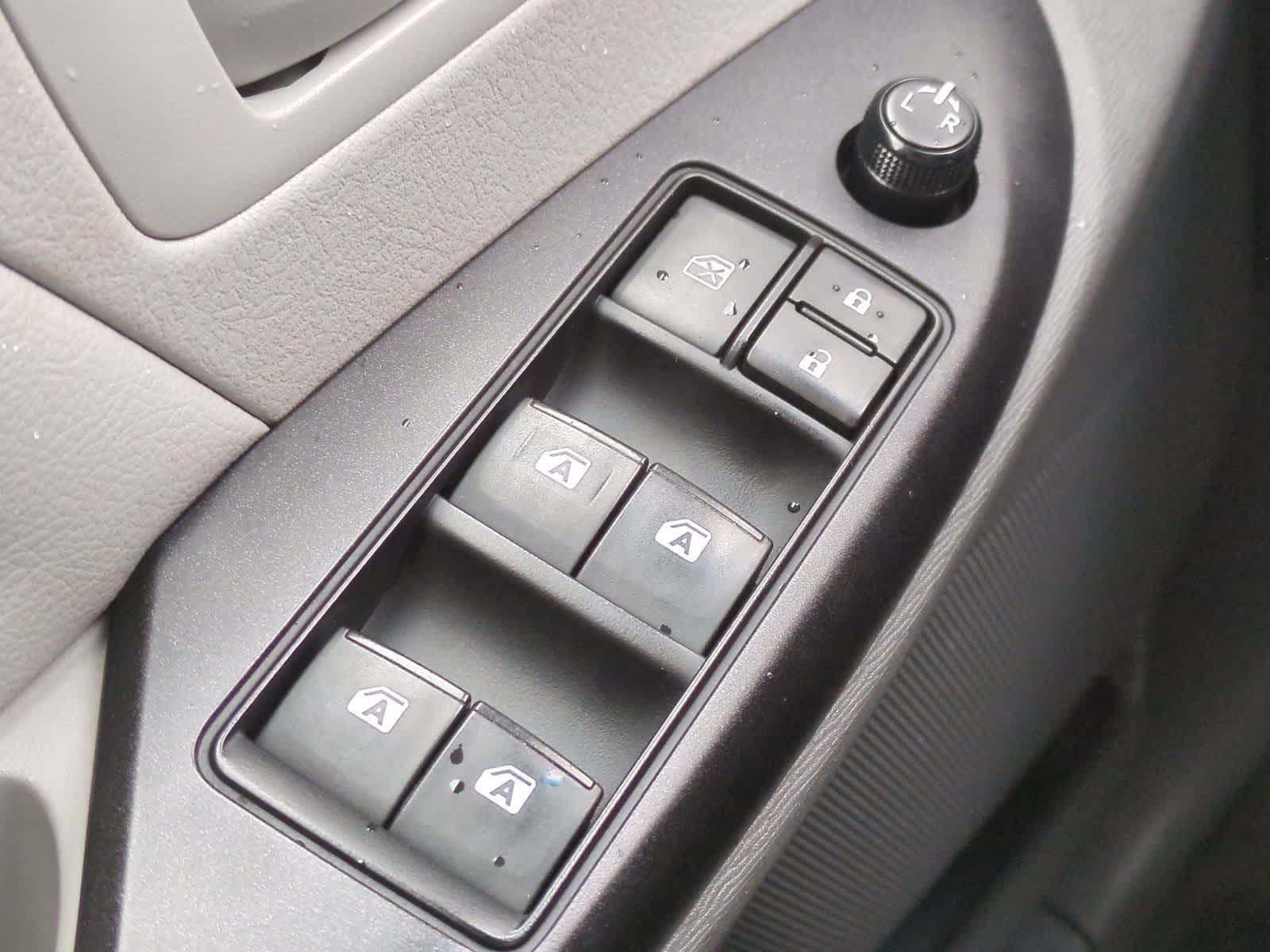 Thumbnail: 2016 Toyota Sienna - 28