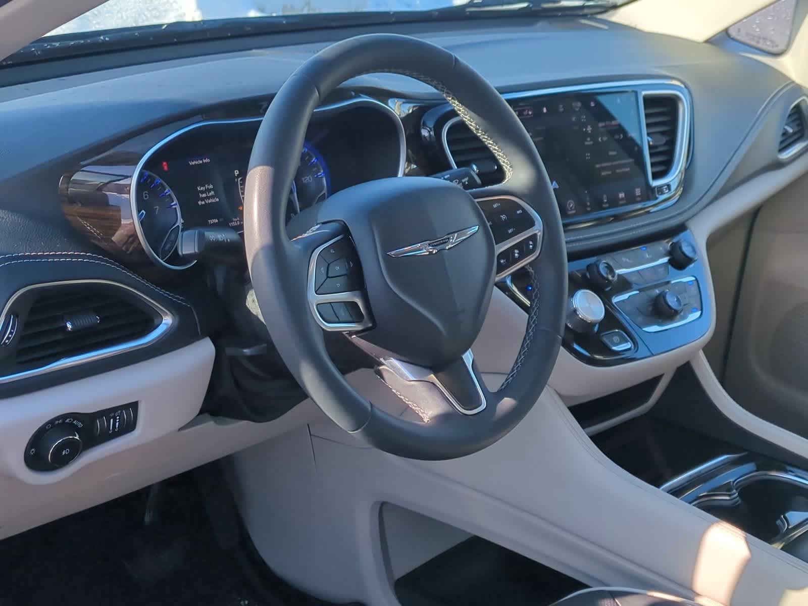 Thumbnail: 2023 Chrysler Pacifica - 10