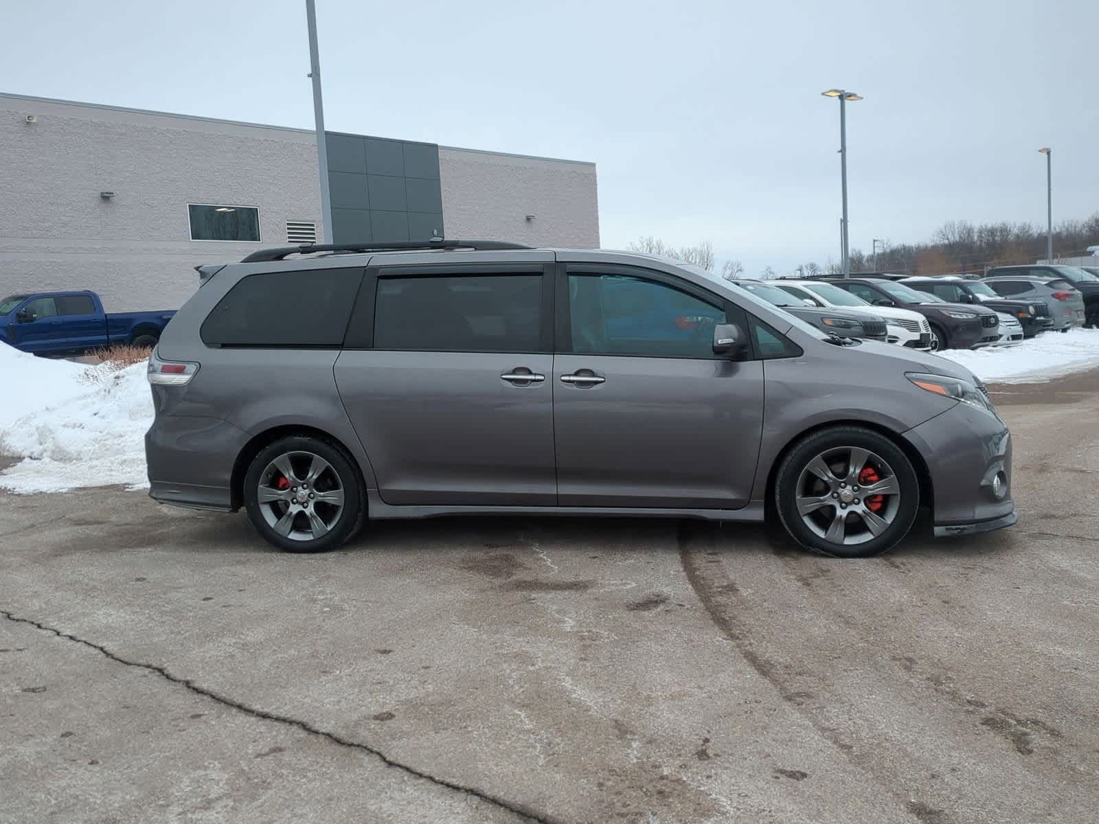 Thumbnail: 2015 Toyota Sienna - 9