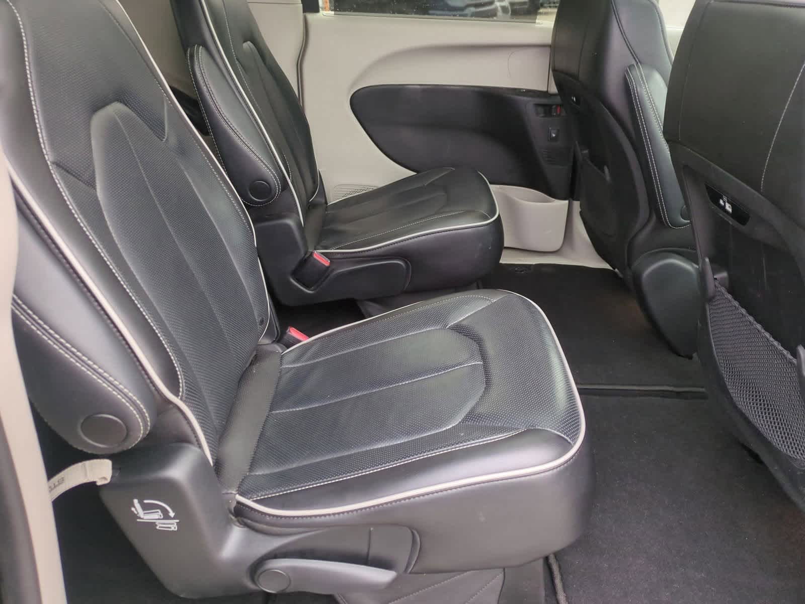 Thumbnail: 2022 Chrysler Pacifica - 21