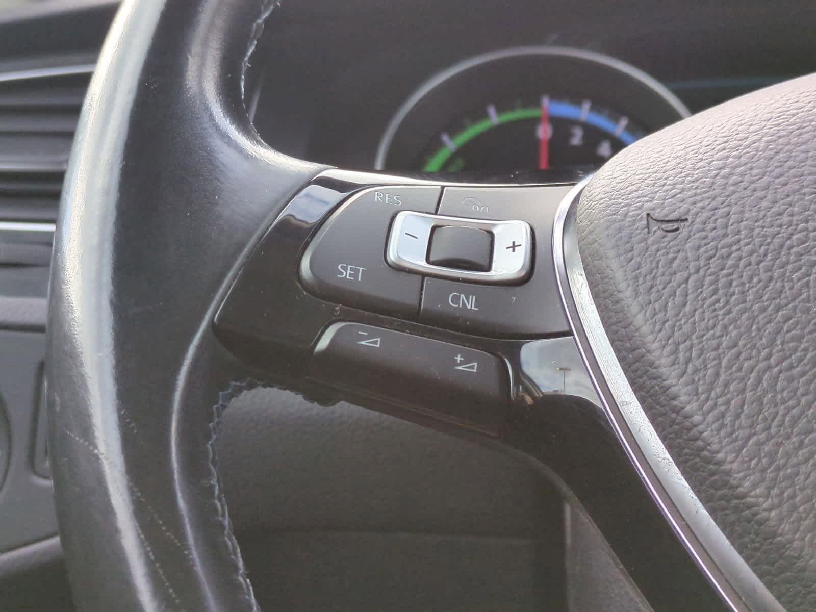 Thumbnail: 2017 Volkswagen e-Golf - 23