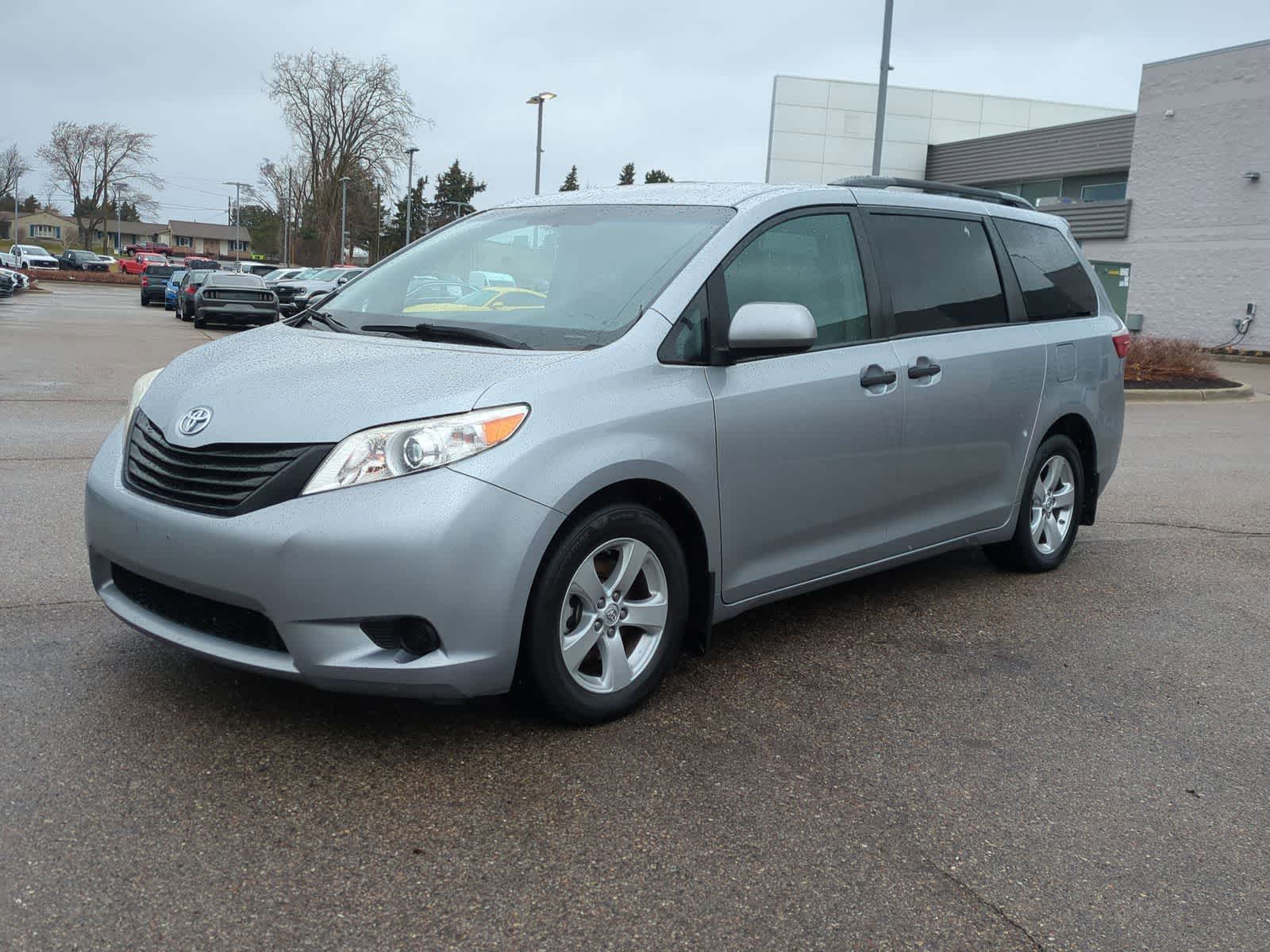 Thumbnail: 2016 Toyota Sienna - 4