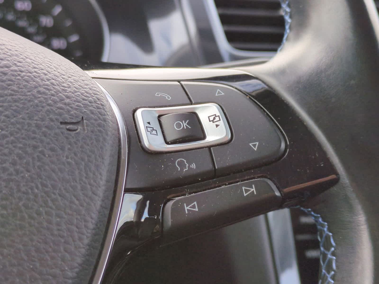 Thumbnail: 2017 Volkswagen e-Golf - 24