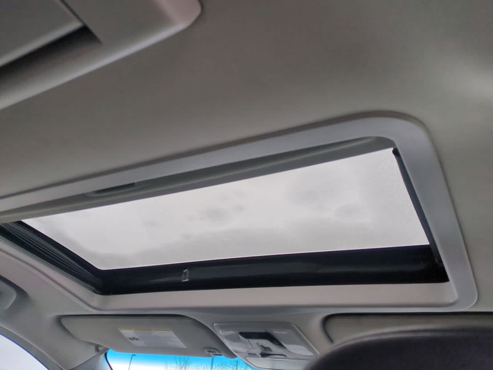 Thumbnail: 2015 Toyota Sienna - 24