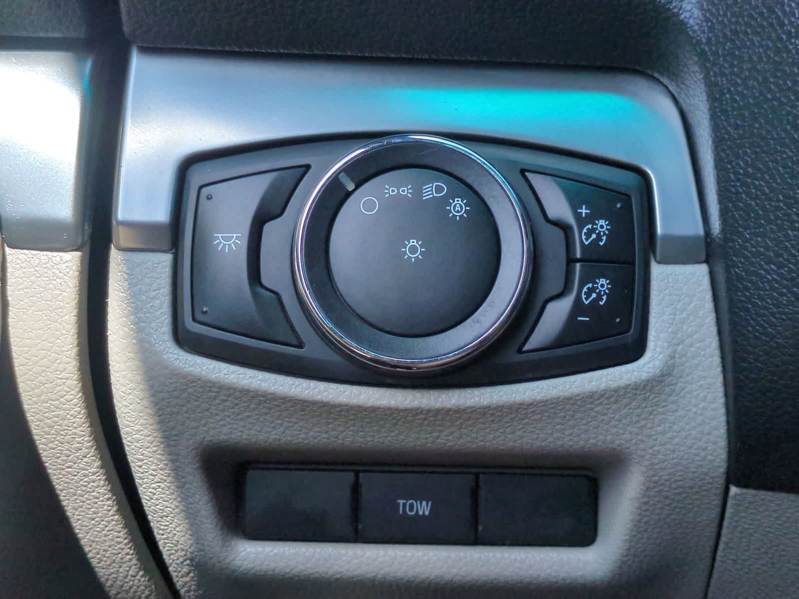 Thumbnail: 2015 Ford Explorer - 28