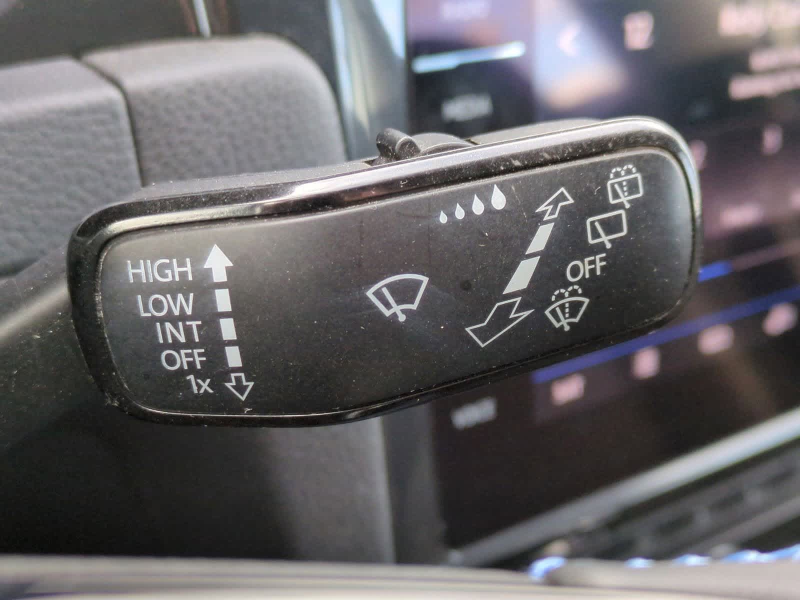 Thumbnail: 2017 Volkswagen e-Golf - 25