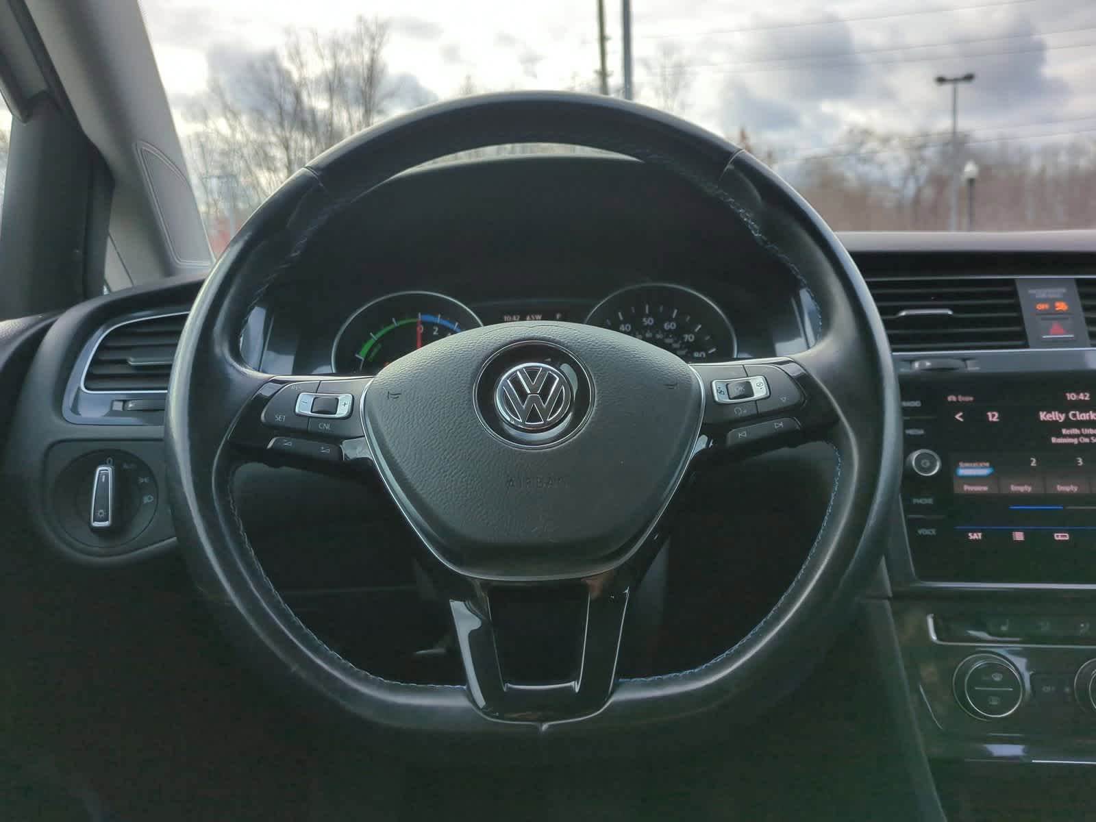 Thumbnail: 2017 Volkswagen e-Golf - 22