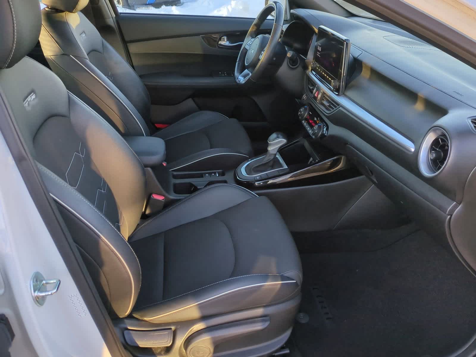 Thumbnail: 2023 Kia Forte - 23