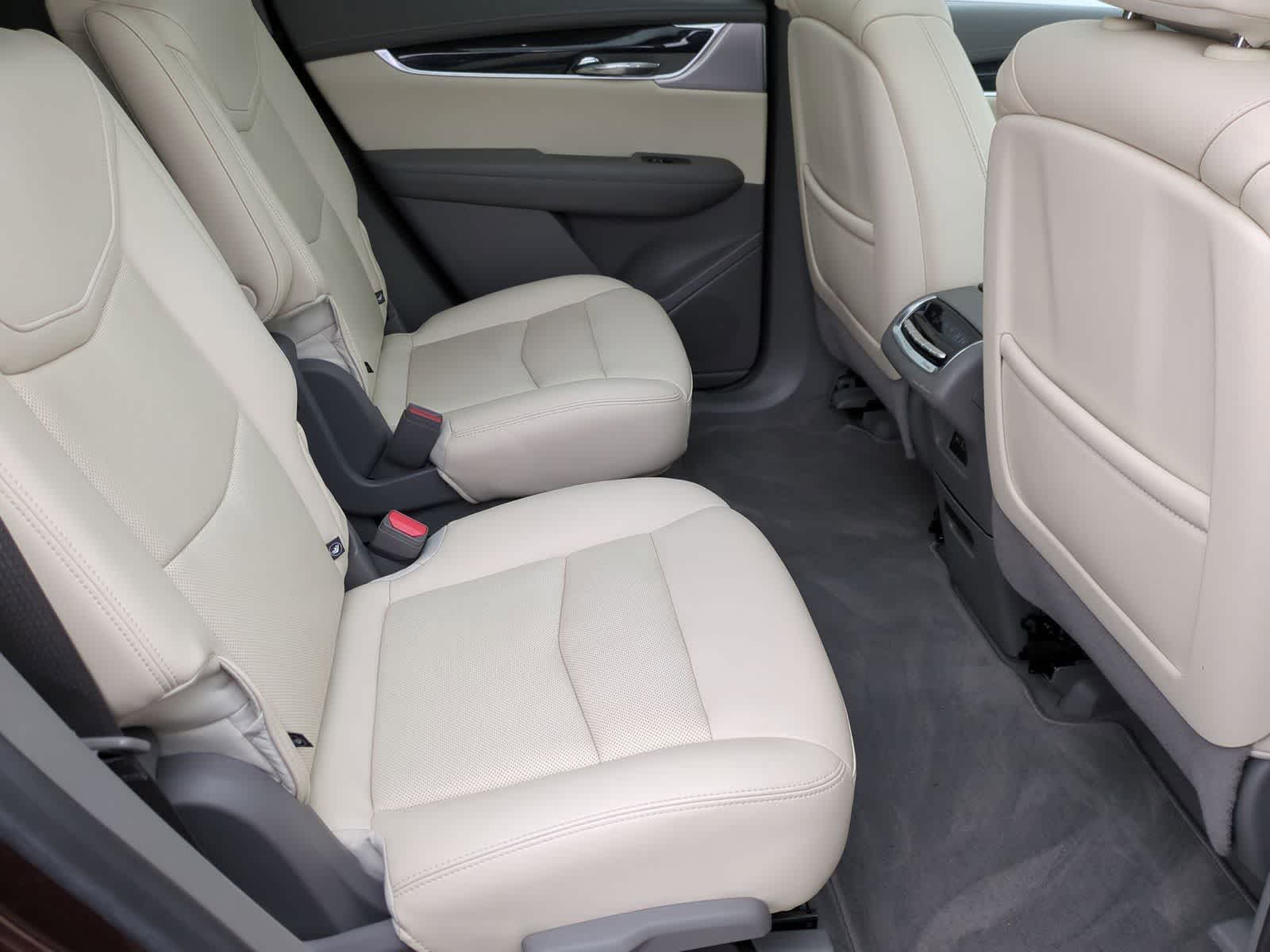 Thumbnail: 2022 Cadillac XT6 - 21