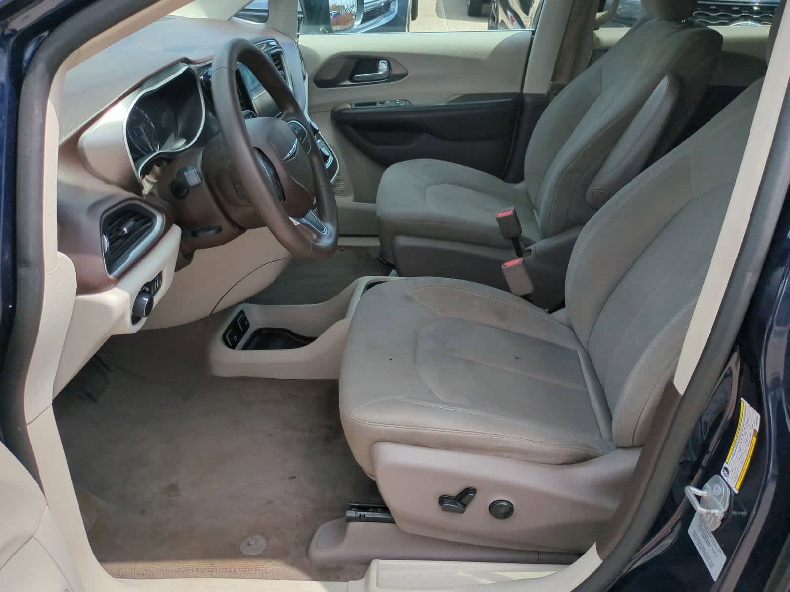 2017 Chrysler Pacifica Touring 16