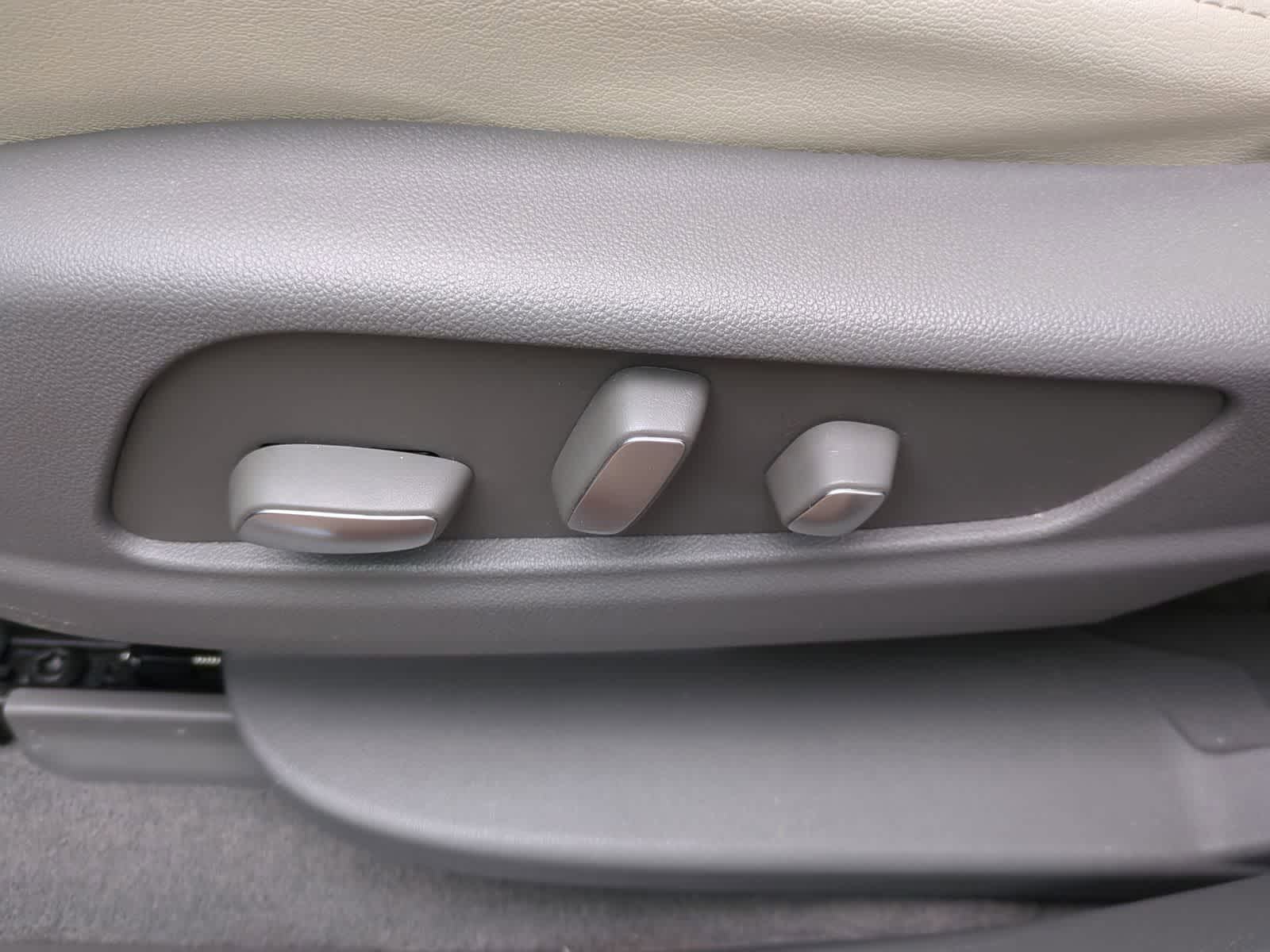 Thumbnail: 2022 Cadillac XT6 - 17