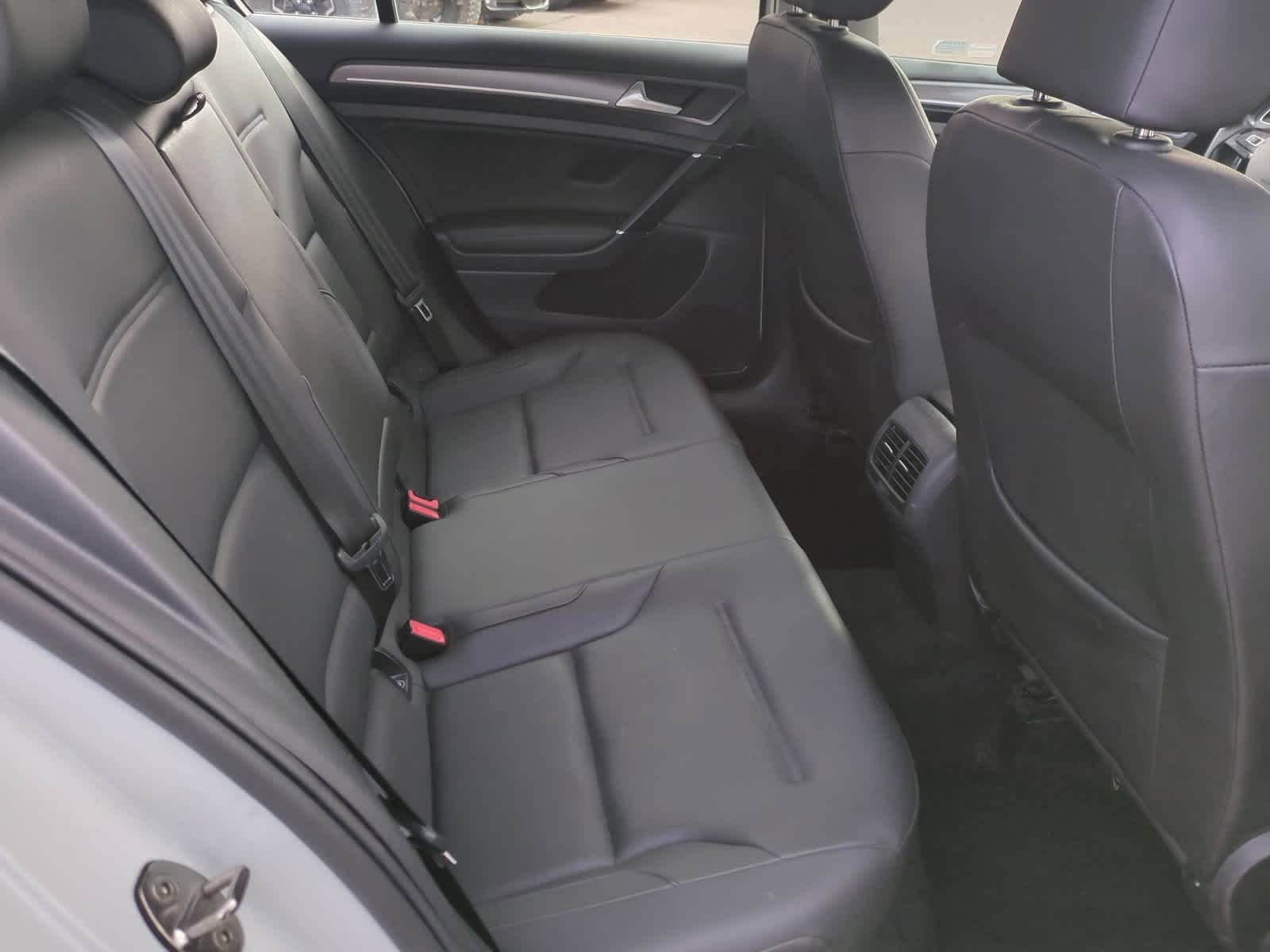 Thumbnail: 2017 Volkswagen e-Golf - 20