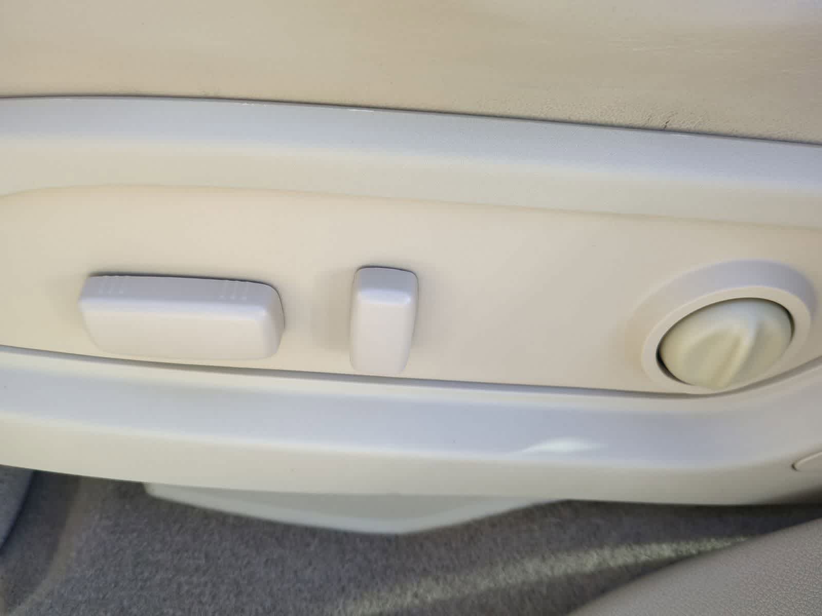 Thumbnail: 2010 Buick Enclave - 17