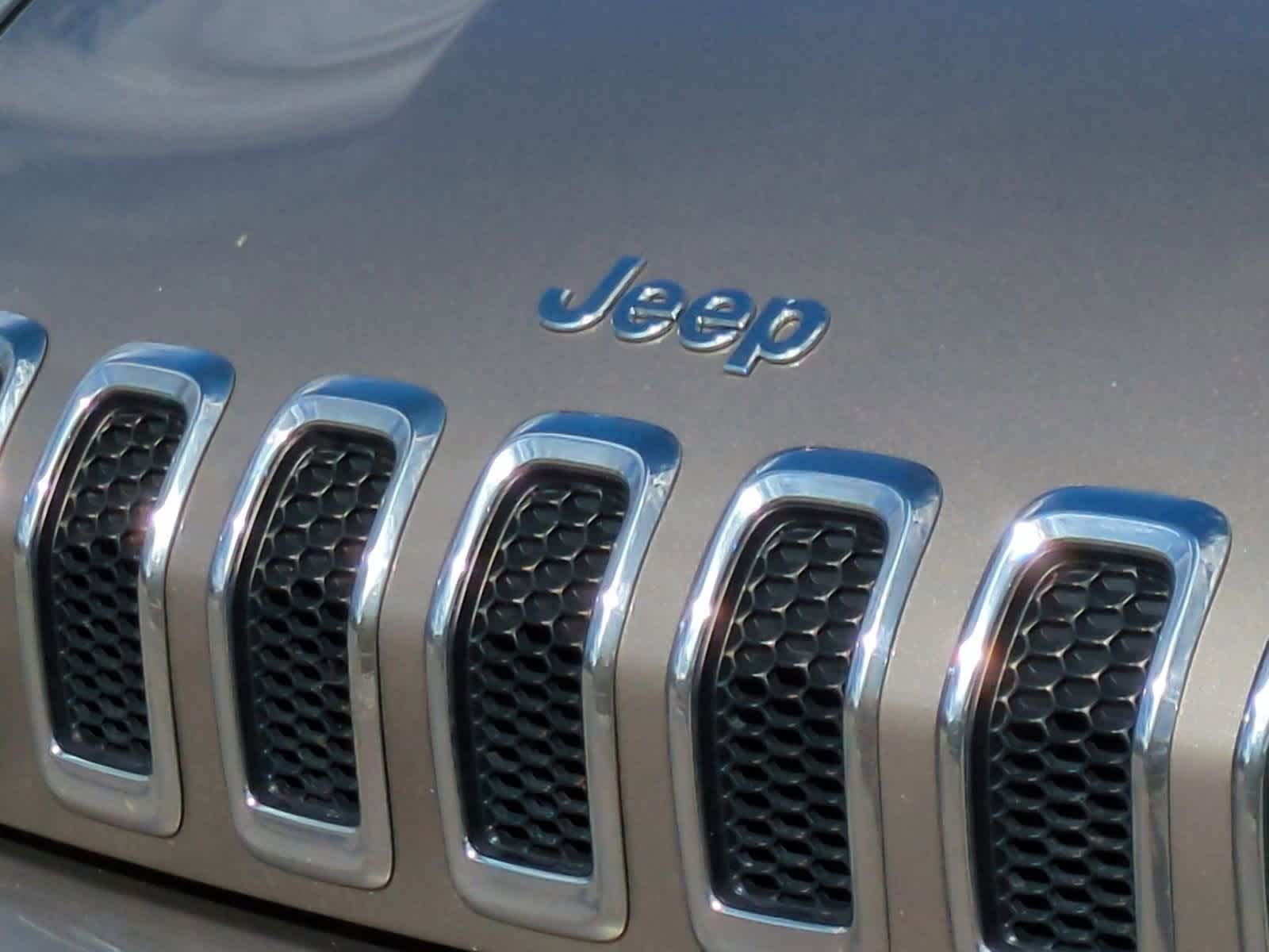 Thumbnail: 2017 Jeep Cherokee - 12