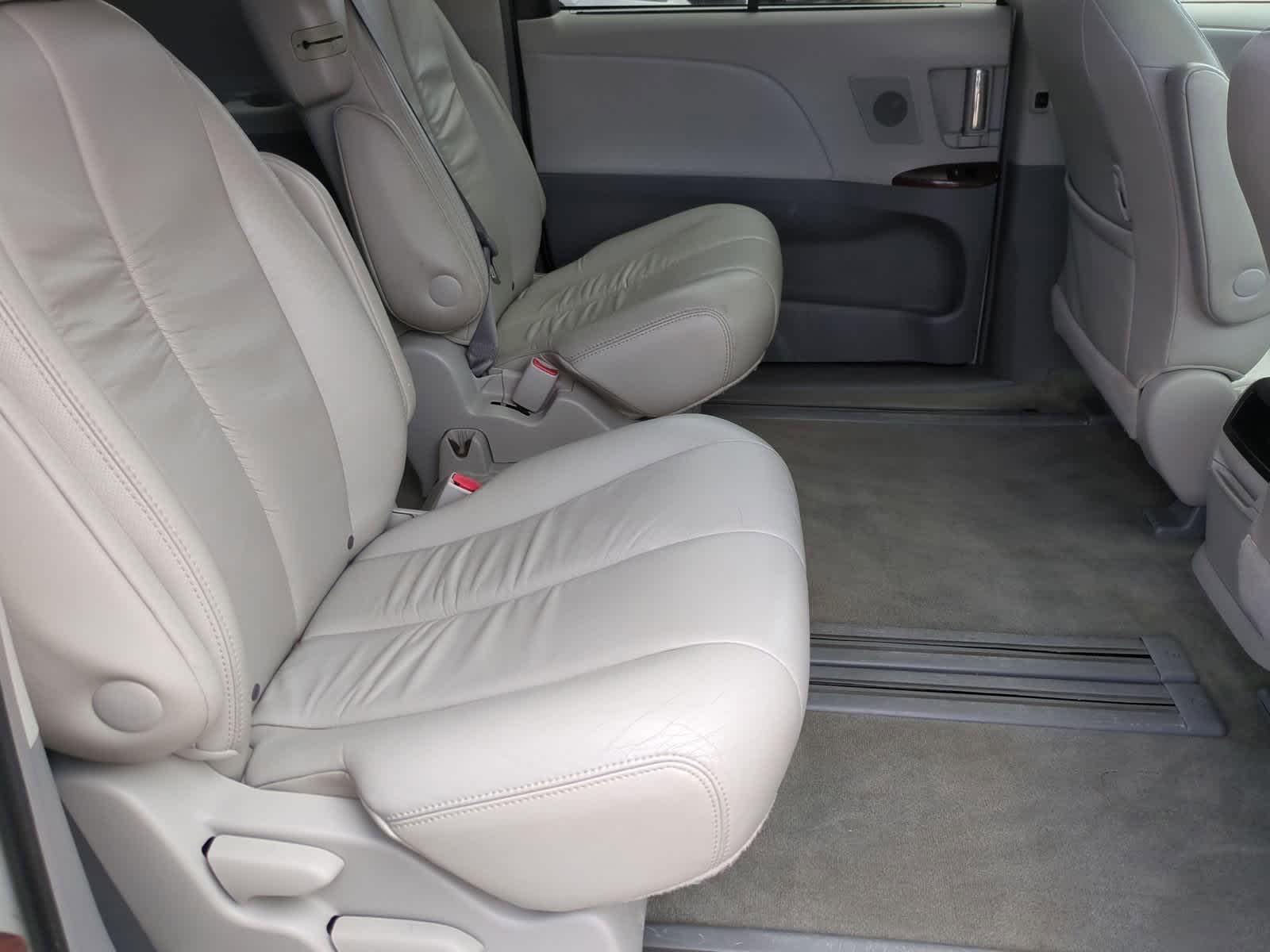 Thumbnail: 2011 Toyota Sienna - 21