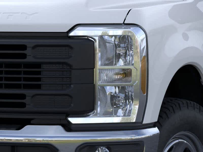 2025 Ford Econoline E-350 18