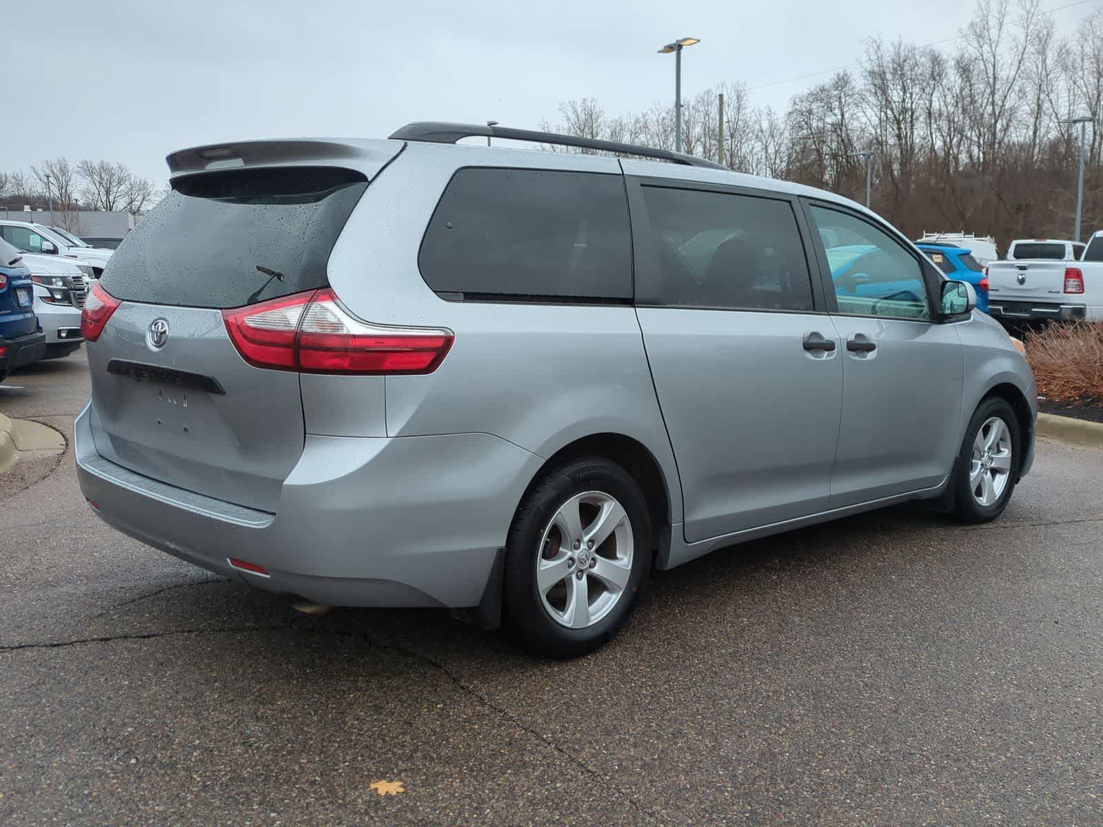 Thumbnail: 2016 Toyota Sienna - 8