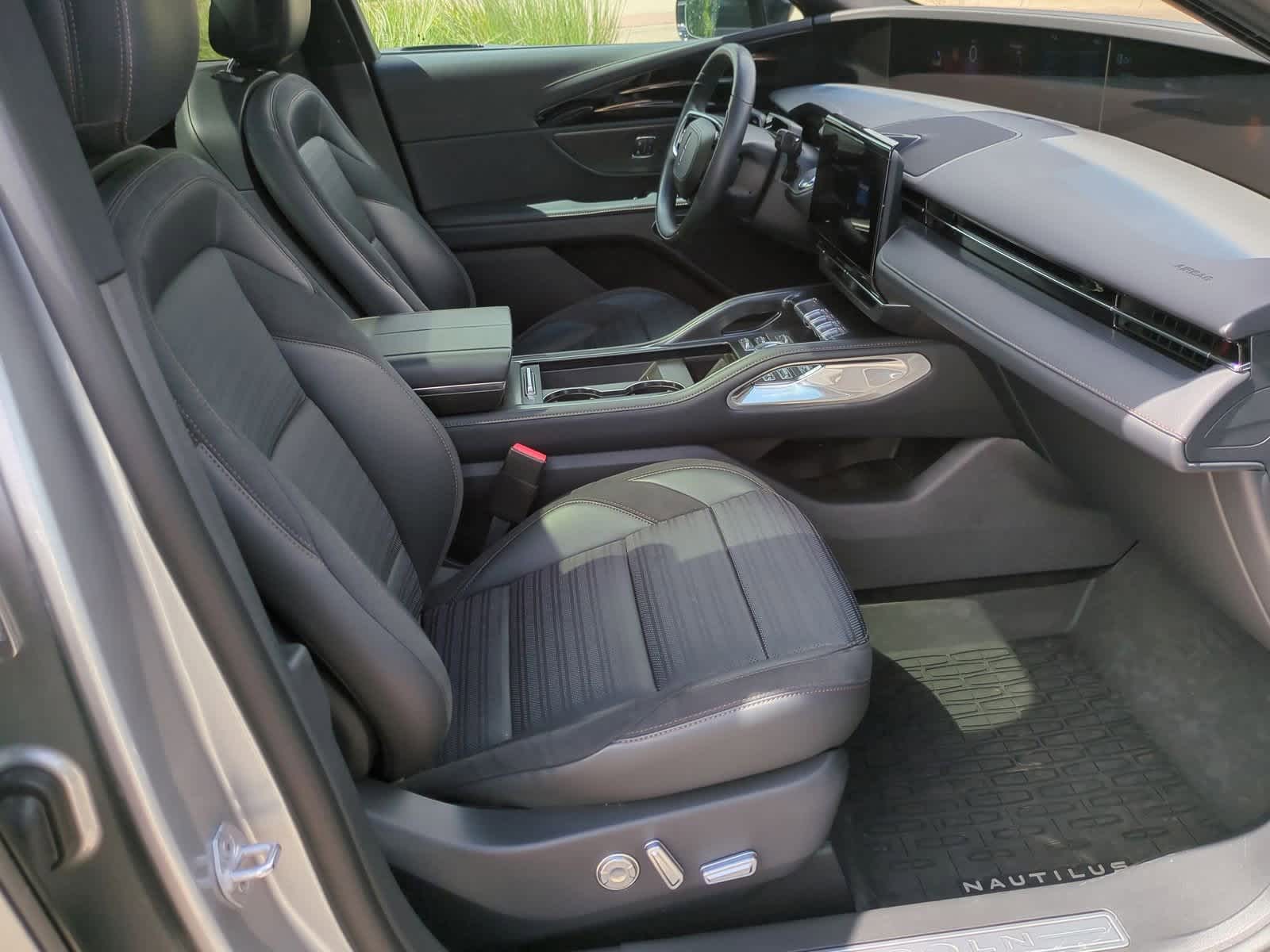 Thumbnail: 2024 Lincoln Nautilus - 23