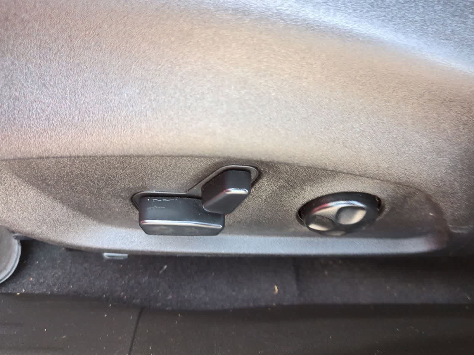 Thumbnail: 2015 Jeep Renegade - 17