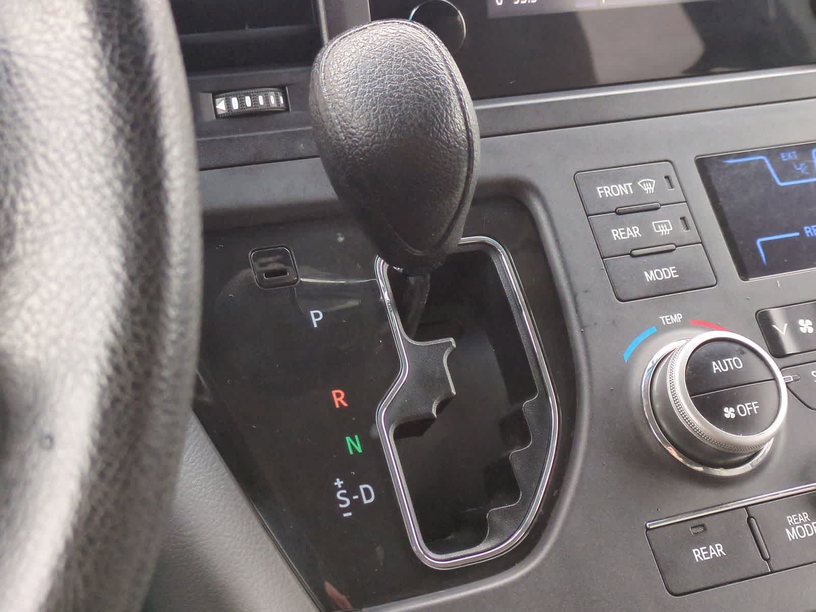 Thumbnail: 2016 Toyota Sienna - 32