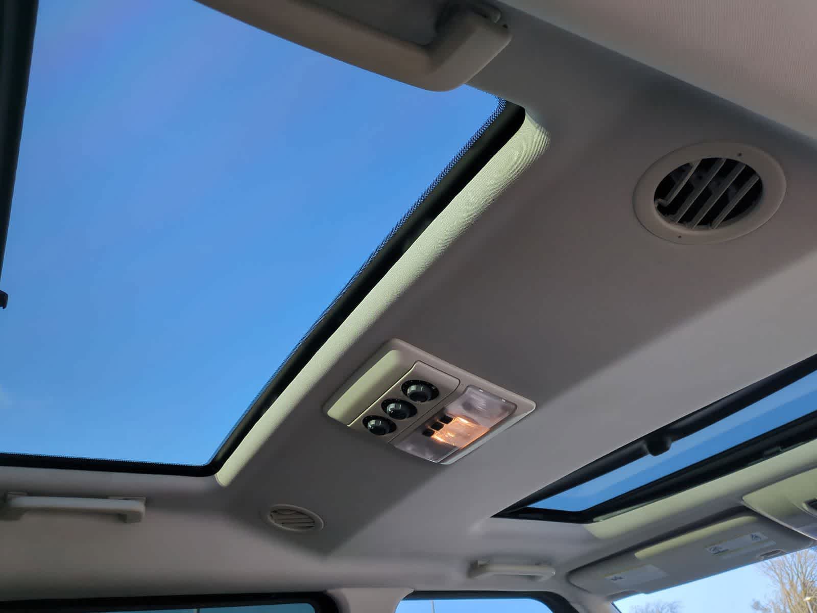 Thumbnail: 2016 Land Rover LR4 - 22